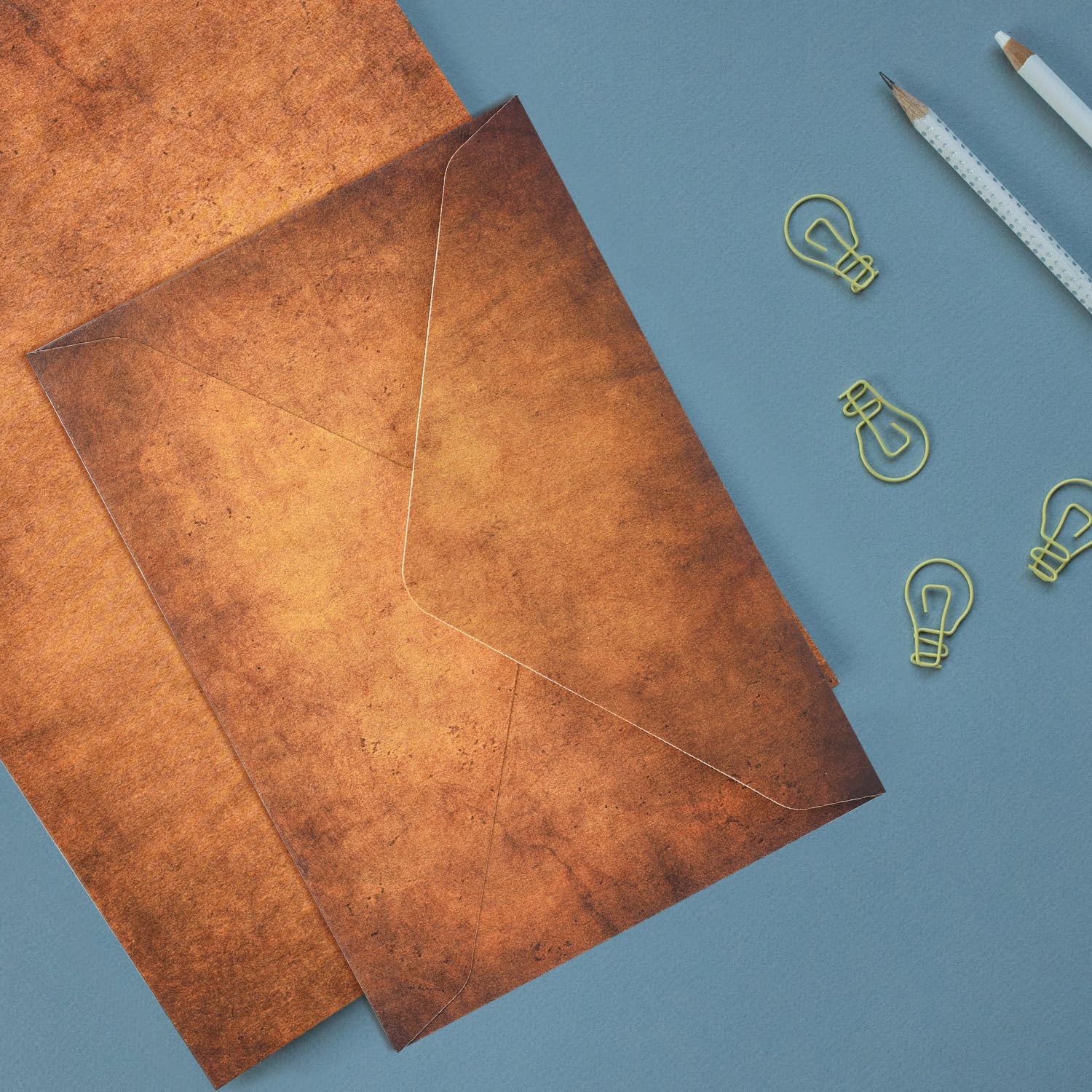 Juego de papel de papelería vintage y sobres, 24 hojas de papel de carta antiguo envejecido clásico para escribir cartas invitaciones con 12 sobres de papel kraft de estilo antiguo, cuerda de