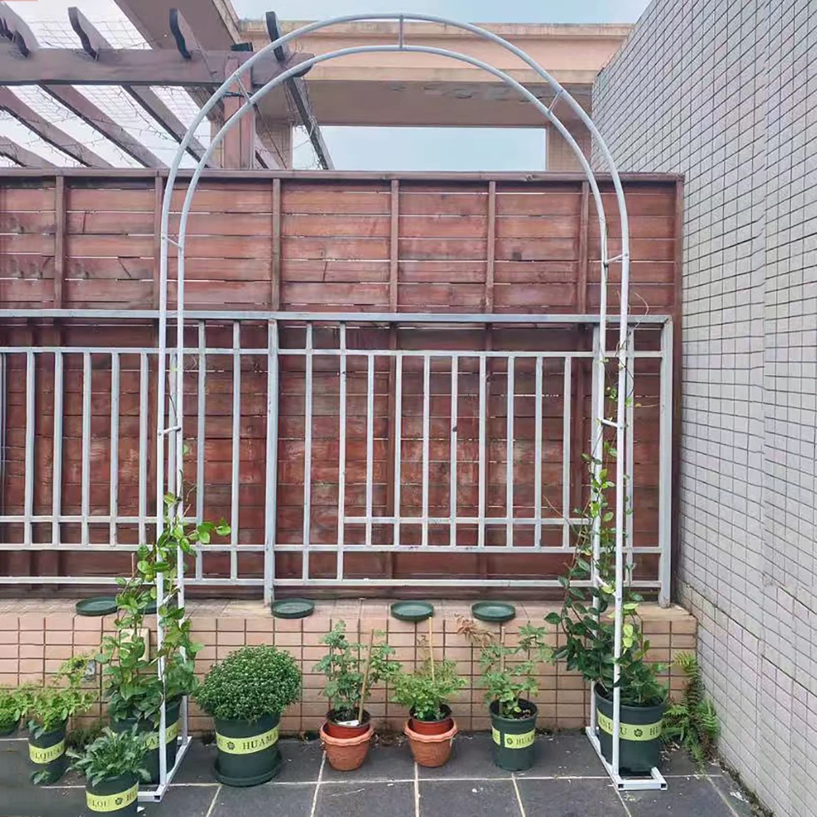 Pergola à rosiers et décoration de mariage en plein air pour grand patio