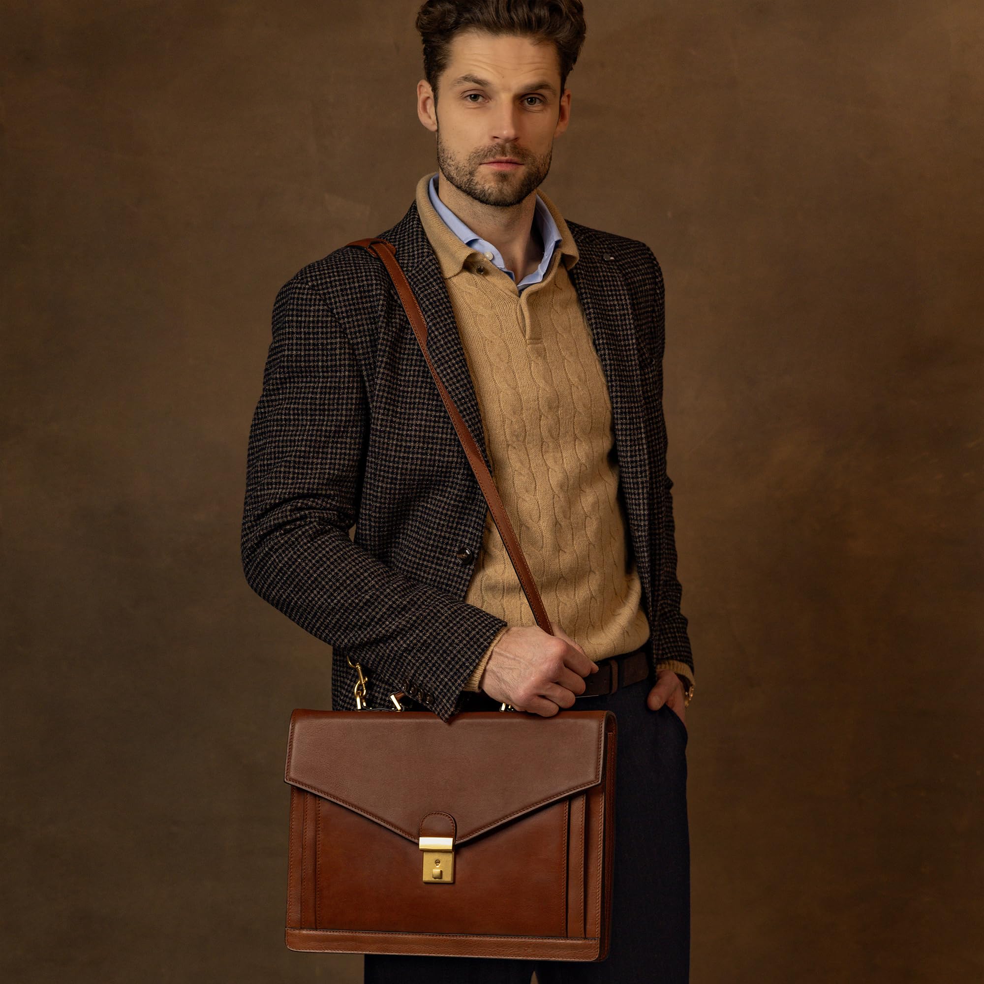 Time Resistance Valigetta in Pelle – Design Classico Fatto a Mano con Scomparto per Laptop (Marrone Cognac)