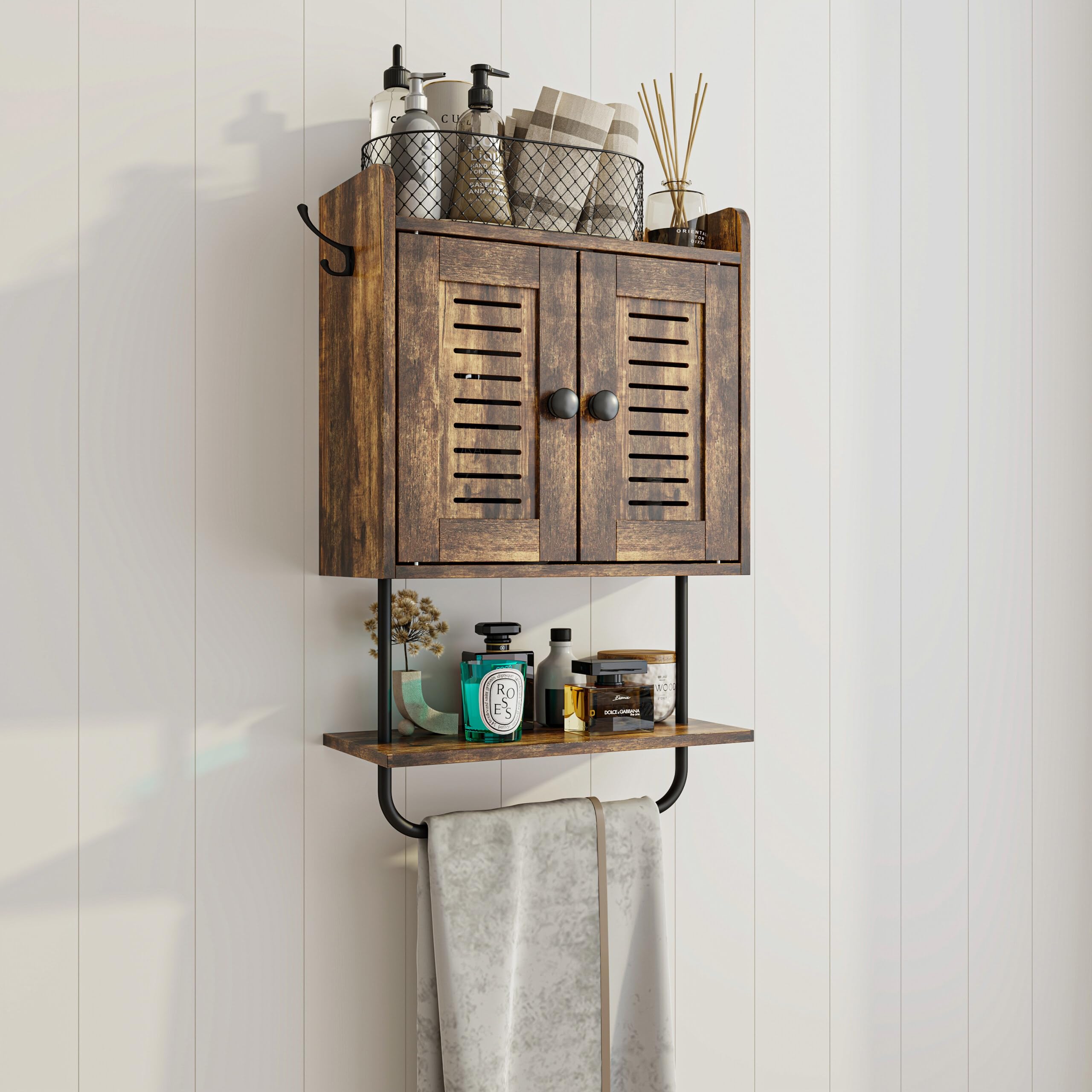 Relaxdays Armadio sospeso, porta asciugamani, 2 ganci doppi, 2 ripiani, ante, H x L x P: 61 x 40 x 17,5 cm, marrone