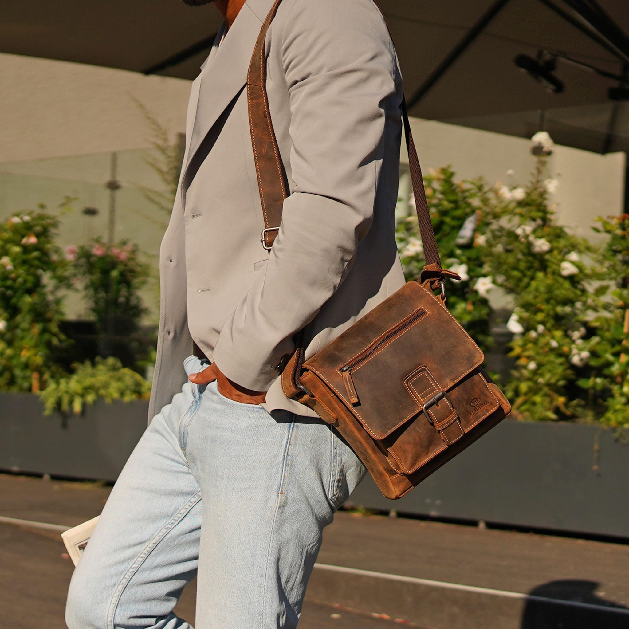 ALMADIH Leder Umhängetasche Herren LUIS perfekt für Tablet iPads 9.7 zoll - Kompakte echte Ledertasche Herren Schultertasche kleine Herrentasche Herrenhandtasche Männer braun (LUIS vintage)