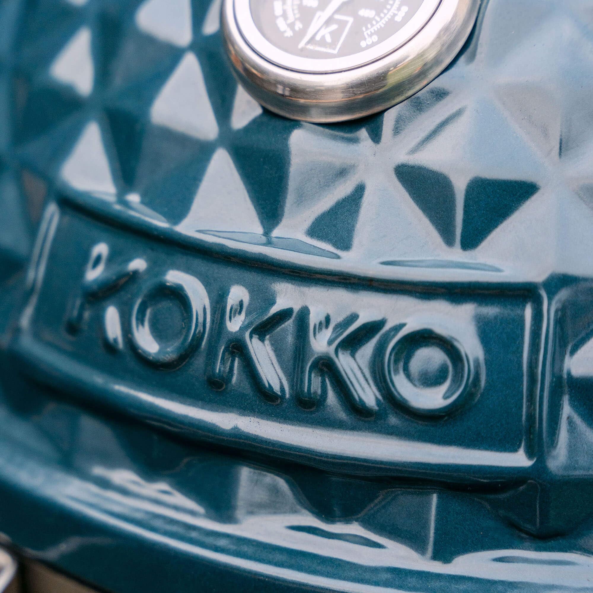 Kamado Kokko 18" - Nouvelle édition 18" = taille standard (46 cm x 69 cm) Bon compromis entre sa taille et sa rapidité d’allumage Diamètre de la grille : 37 cm Bleu océan Avec chariot et