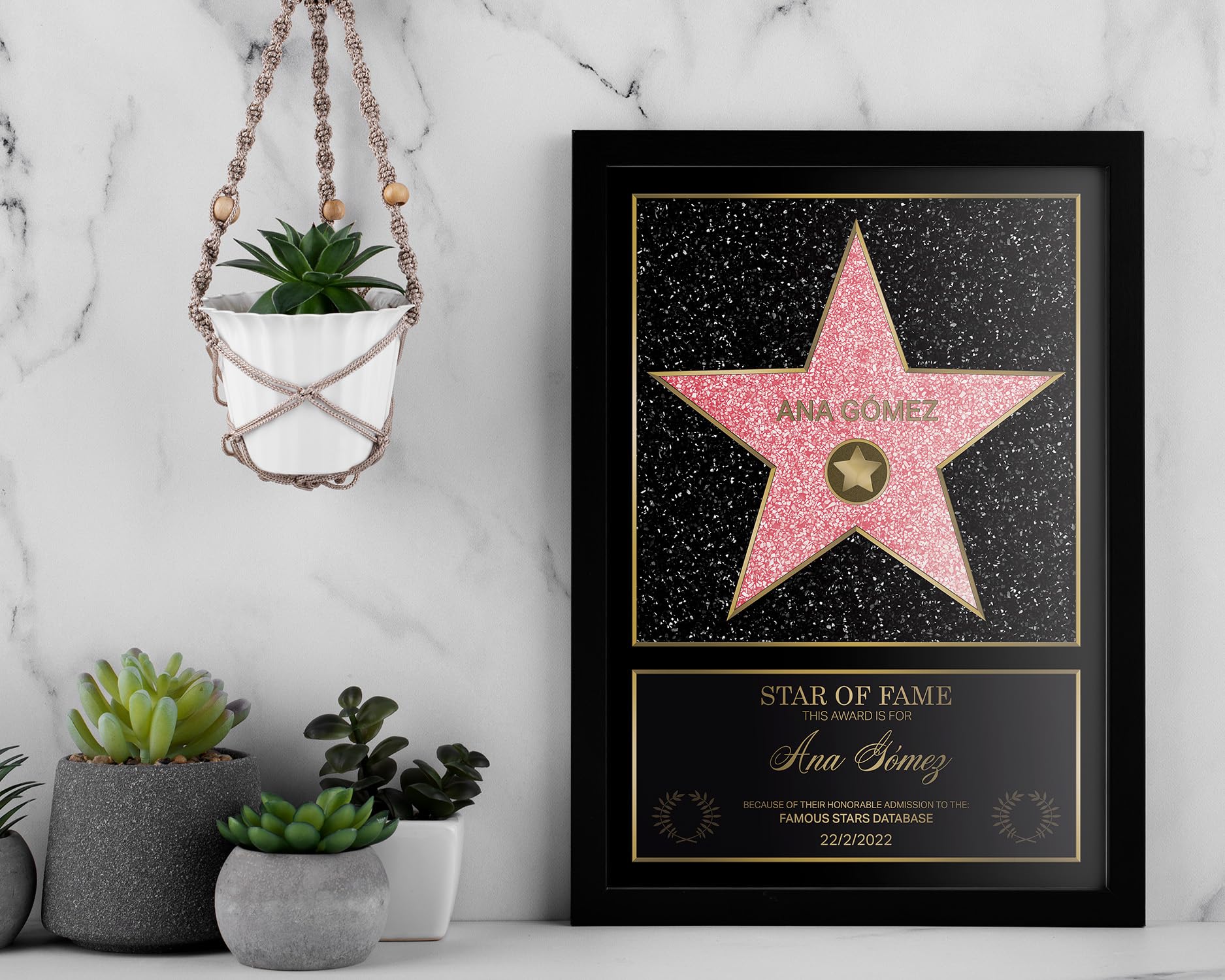 REGALOCREATIVO Hollywood Star of Fame 35x50 cm. Stella Personalizzata con Certificato Walk of Fame. Regali Originale. Quadro fabbricato en Metacrilato con Cornice.