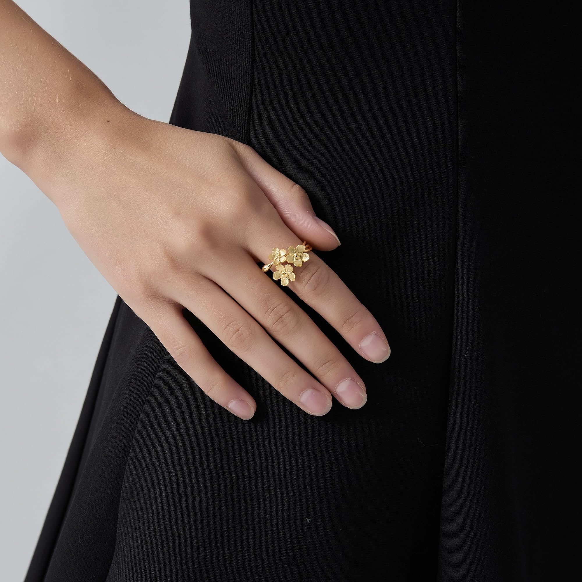 PERIMADE Anillo ajustable de flor de cerezo para mujer, chapado en oro de 18 quilates, plata de ley 925, anillo apilable de flor de Sakura, regalo de joyería ajustable
