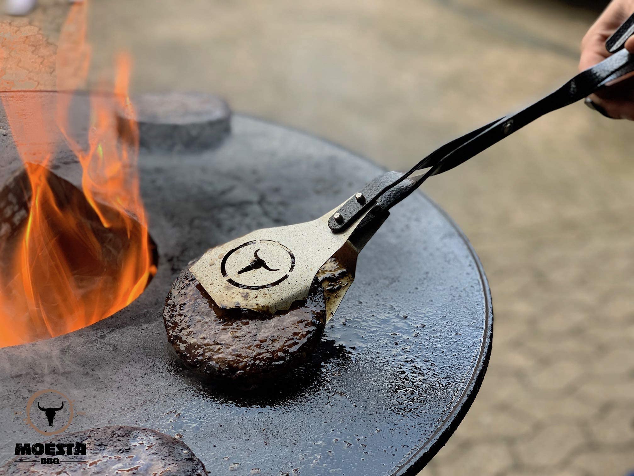 MOESTA-BBQ 19296 V-Tong BurgerZange 46cm - Burger-Patty-Grillzange lang mit Holzgriff - Edelstahl-Wendezange für Hackfleisch