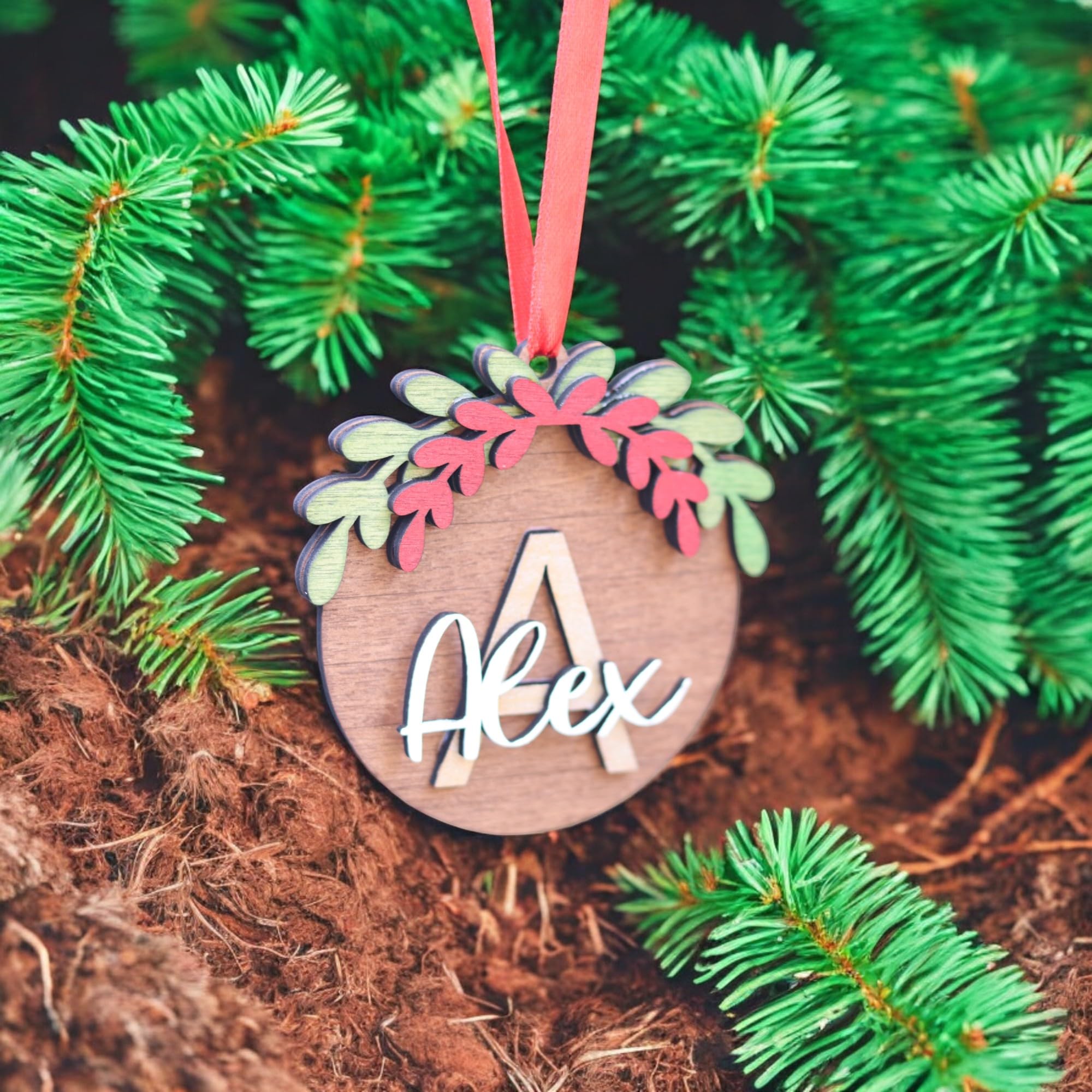 Personalisierte Weihnachtsdekoration aus Holz: individueller Name, handbemalt (6)