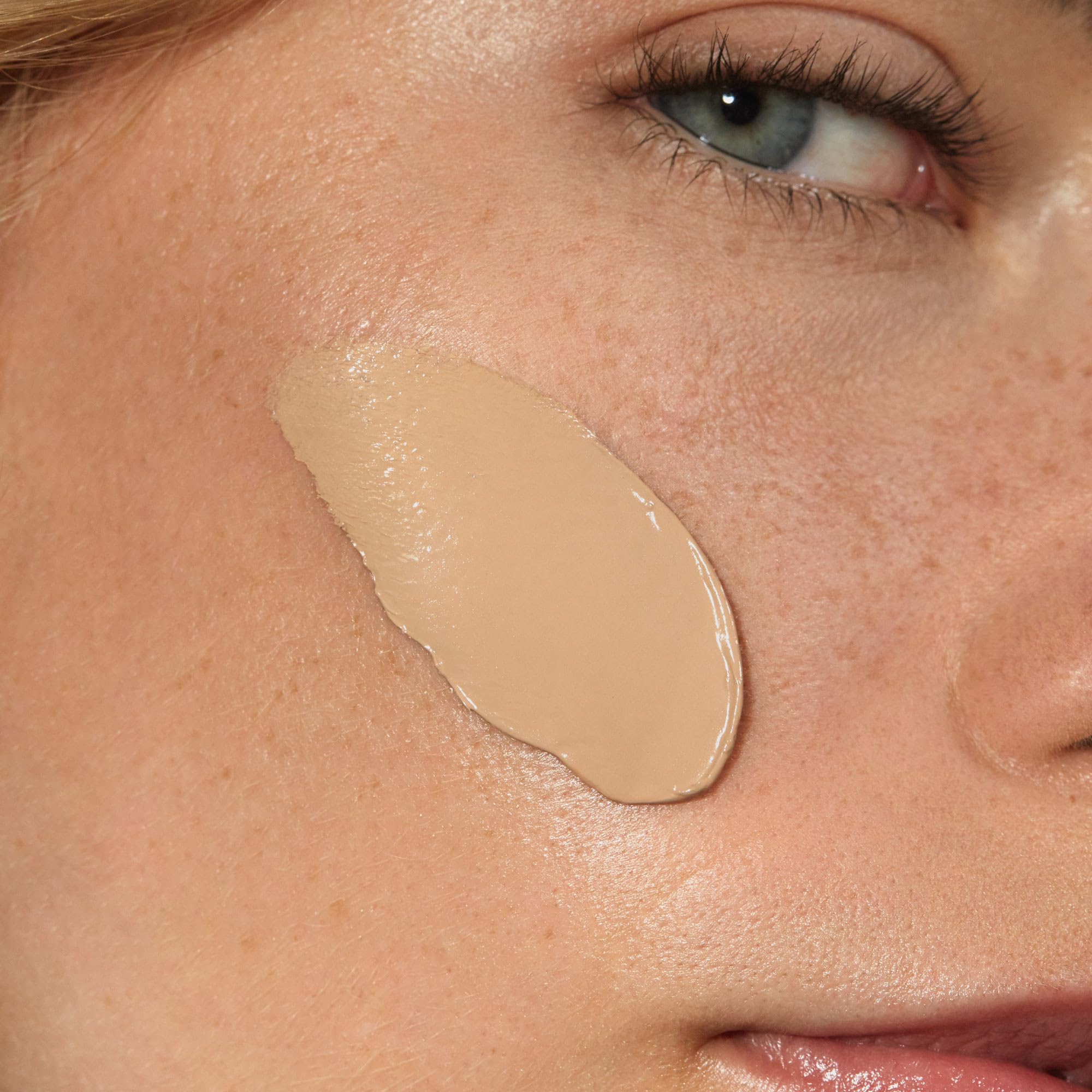 MÁDARA Organic Skincare | SKINONYM Base de Maquillaje Semimate con Péptidos #40 Sand 30 ml – Base Natural con Péptidos que favorecen la Producción de Colágeno, Acabado Semimate
