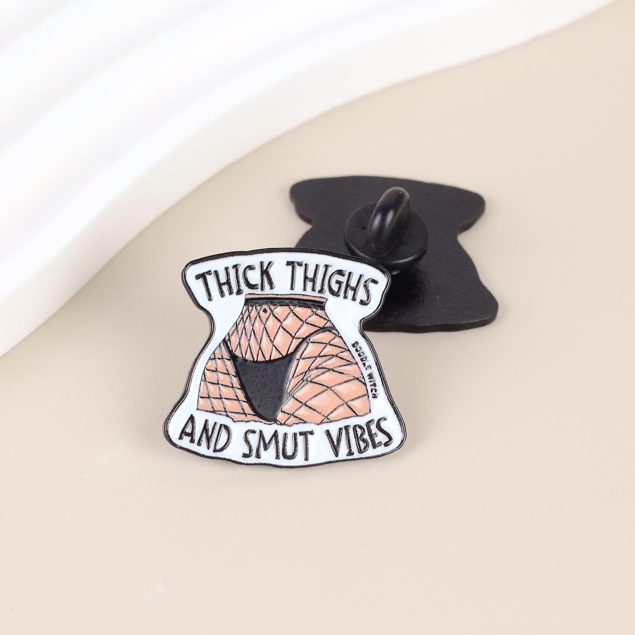 Thick Thighs And Smut Vibes Enamel Pin, Sassy Smut Reader Brooch, Sarcastic Reading Smutty Book Badge, Funny Spicy Book Club Fan Gift, Sarcasm Dark Romance Bookish Lapel Badges, Reading Dirty Decorative Pin Jewelry Accessories