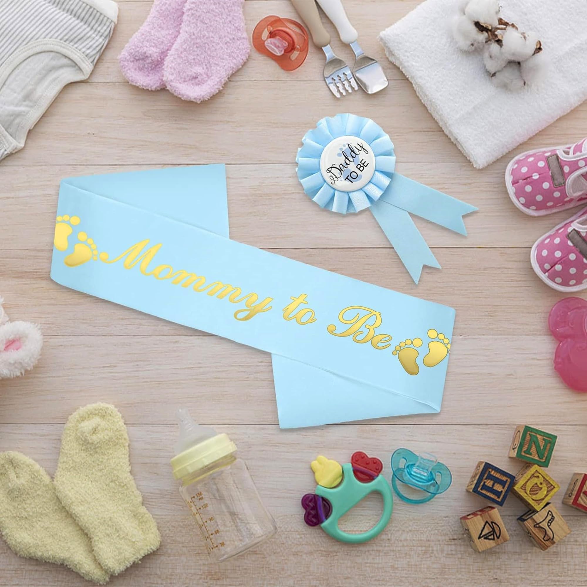 2 spille per badge con scritta Daddy to Be, Mommy to Be, Mommy to Be Baby Show, Rosette, idea regalo per la festa (blu), Banda stagnata
