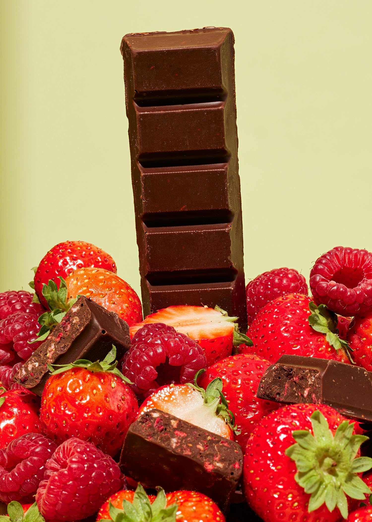 KoRo - Barretta al cioccolato e frutti di bosco vegan bio 12 x 50 g - Con fragole e lamponi liofilizzati - fonte di fibre - Vegan