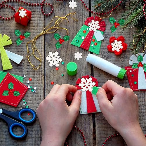 Miniatura 6 de Jetec 150 piezas diminutas de resina para decoración de copos de nieve de Navidad, hojas de acebo y bayas, adornos en forma de nieve para árbol