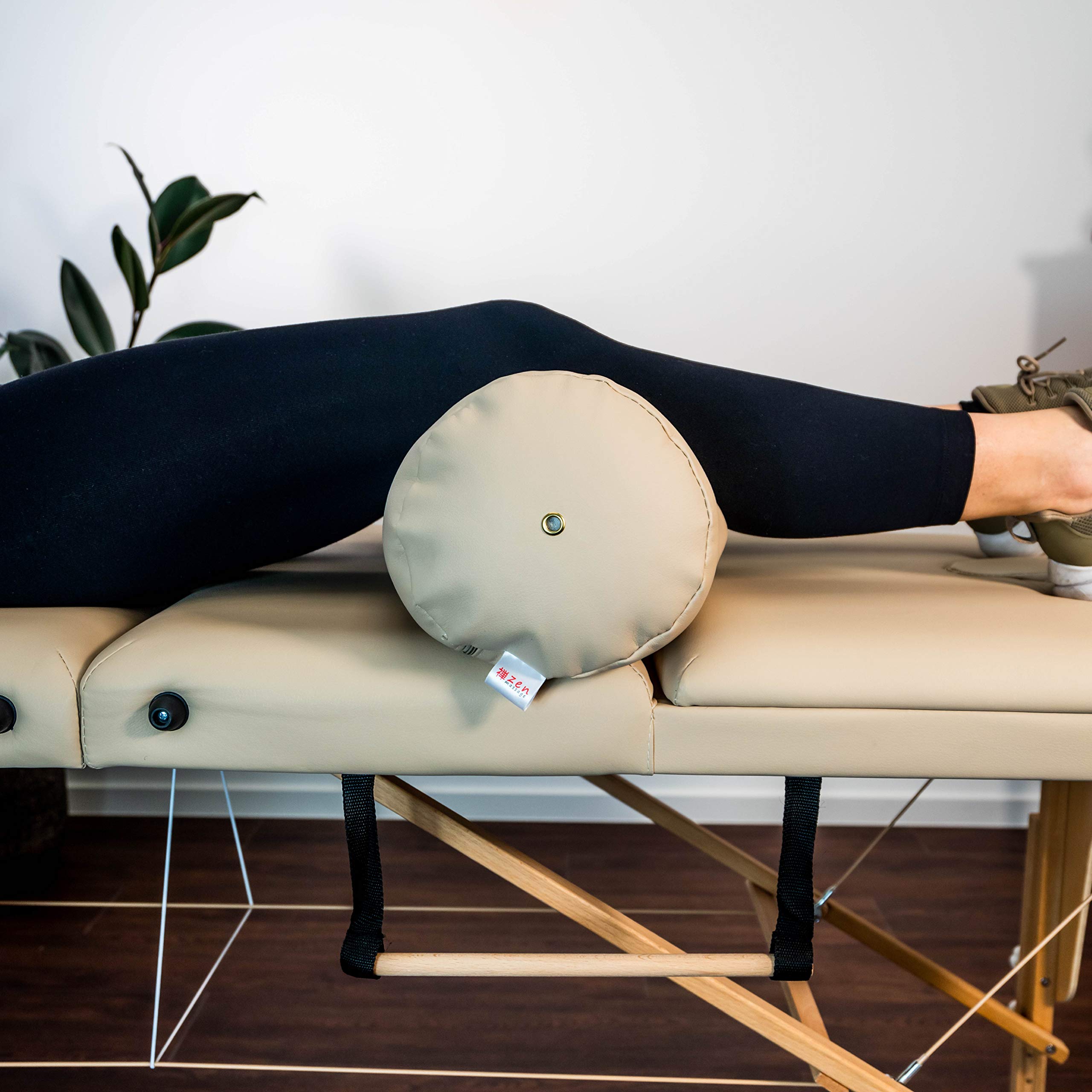 Zen Nackenrolle mit Bezug aus weichem PU & Kunstleder - Yoga Bolster, Kissenrolle, Knierolle, Lagerungsrolle, Beinrolle, Rollkissen, Lagerungskissen für Physiotherapie & Massage 20x20x66cm (Cremé)