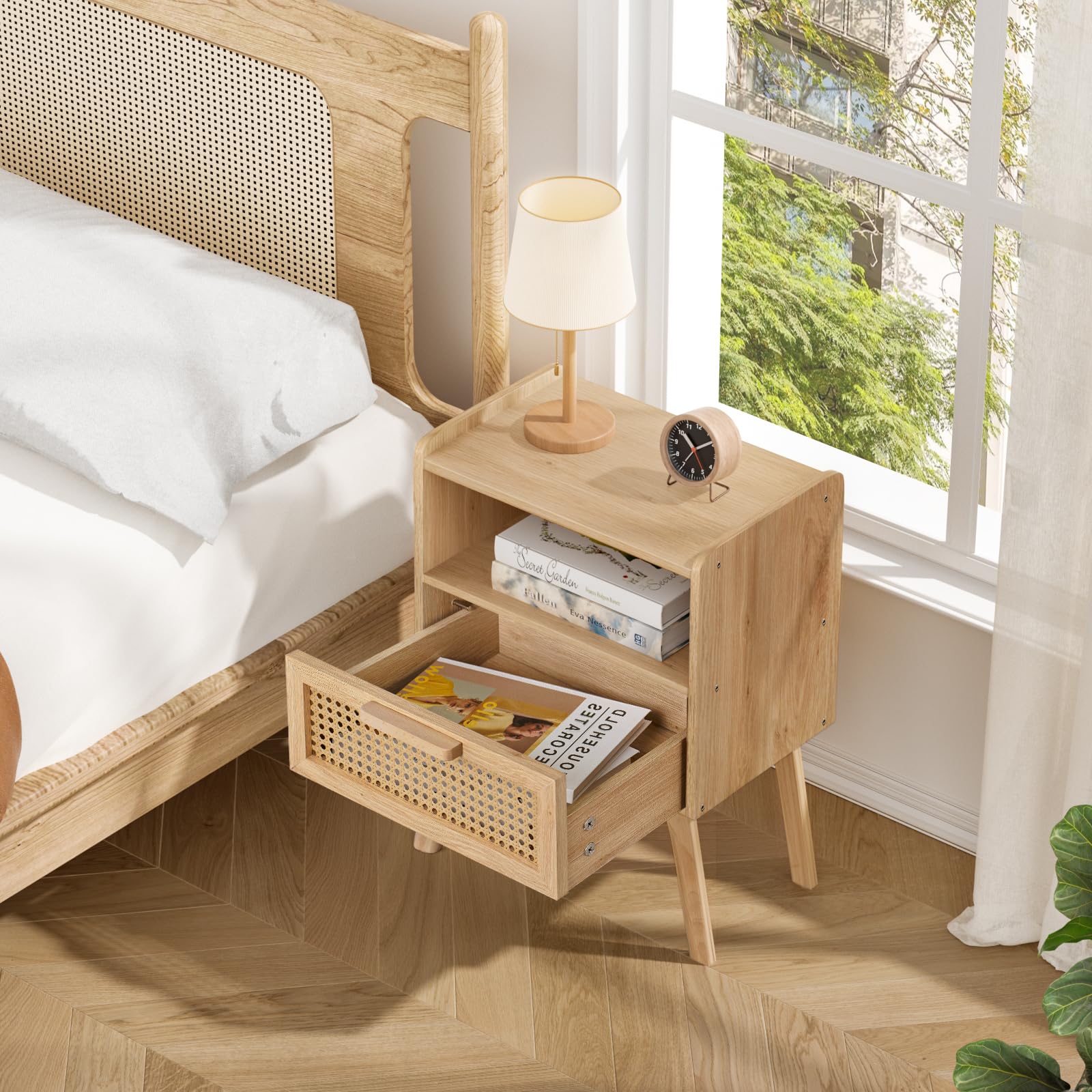 LELELINKY Rattan Nachttisch, Boho Beistelltisch aus Holz | Beine aus Massivholz, Schublade mit Rattan-Geflecht & offenes Regal, Kompakter Nachttisch für Schlafzimmer und Wohnzimmer