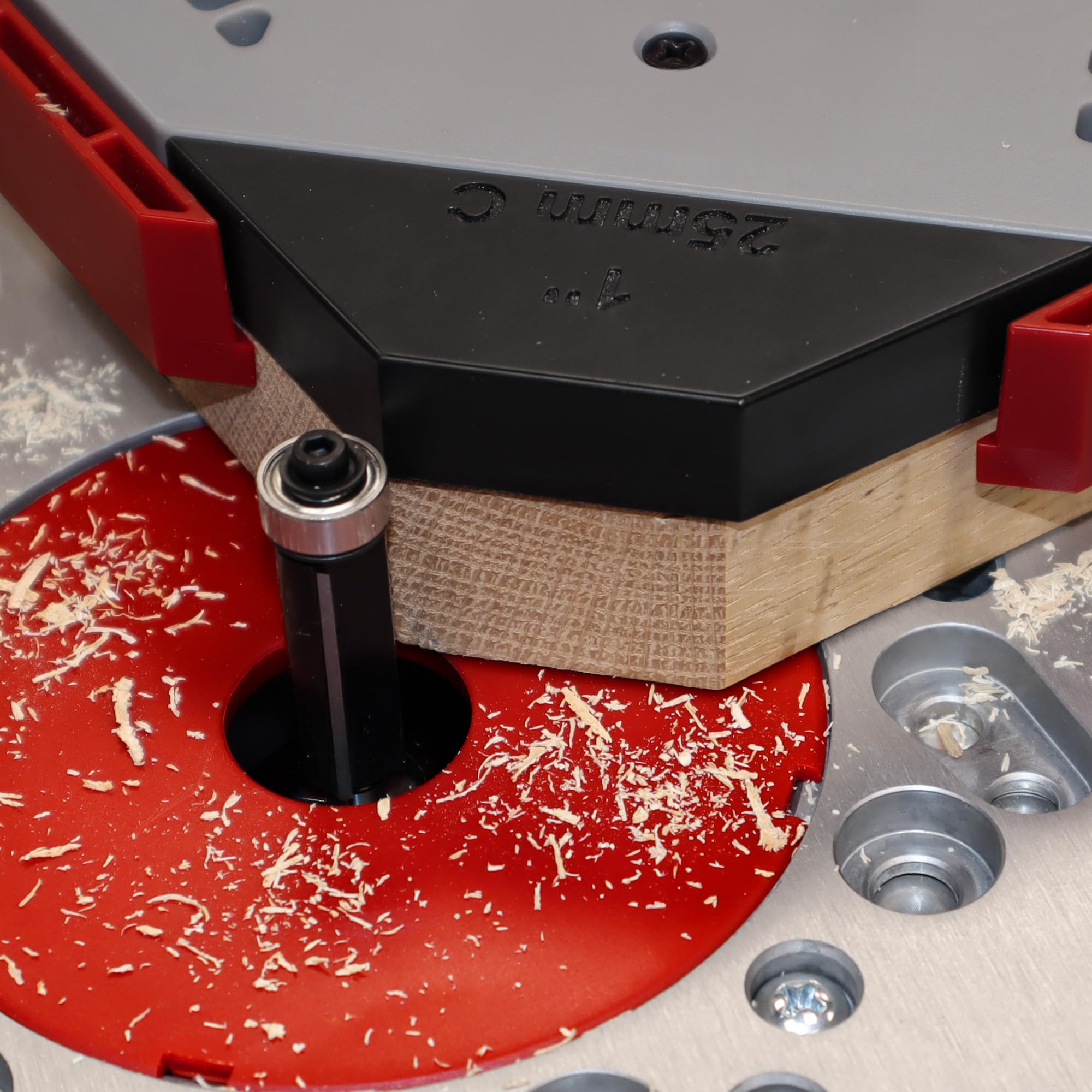 Milescraft 1232 Corner Cut - Plantilla de enrutador de esquina para carpintería y radio de esquina - Uso con enrutador de mano o mesa de enrutador - 8 perfiles con almacenamiento integrado. Broca de