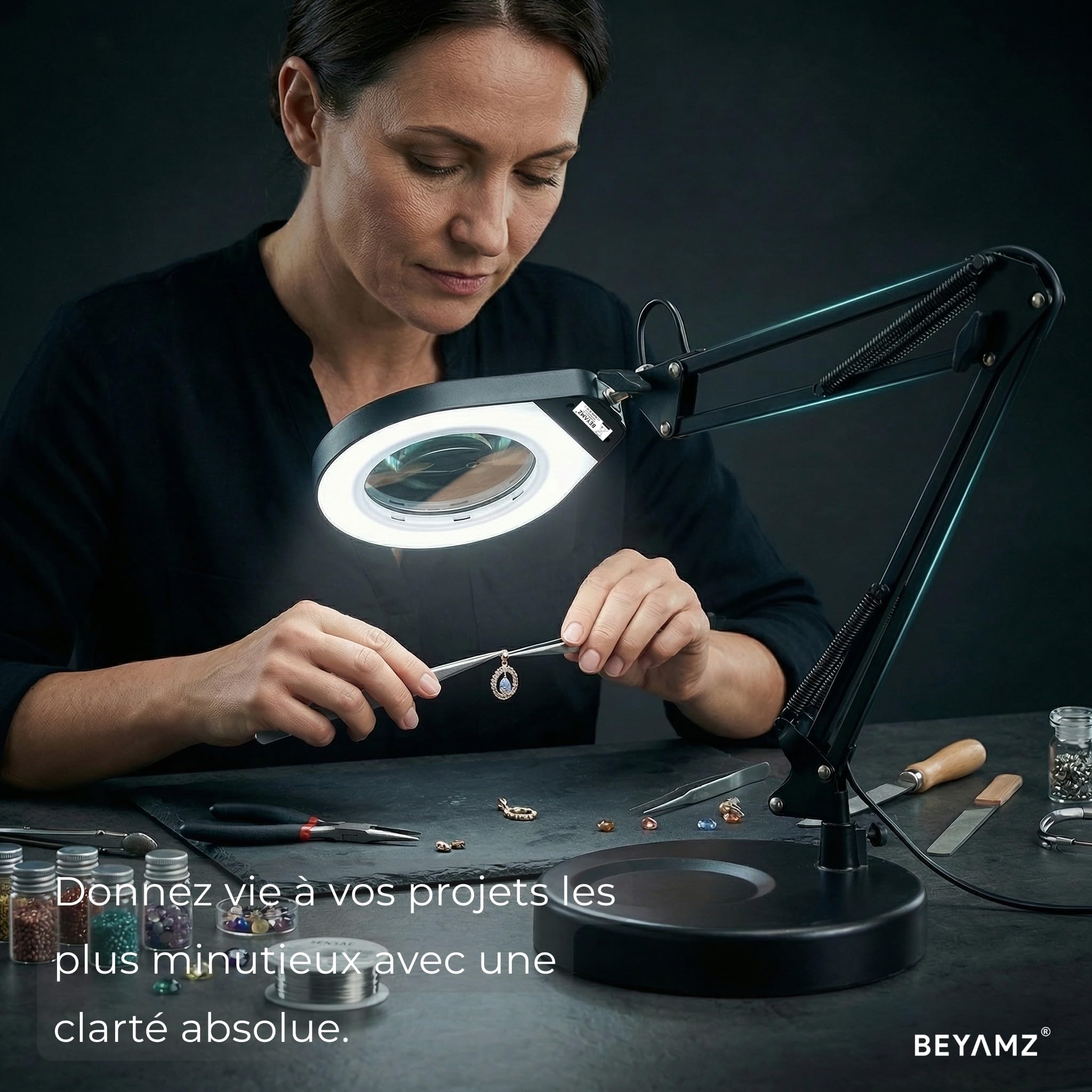 Lampe Loupe avec Socle et Pince, Loupe Éclairée 105 mm 5X, Lumière Dimmable (5 Couleurs, 10 Niveaux, 790 LM), Bras Pivotant Réglable - Mains Libres pour Travaux de Précision