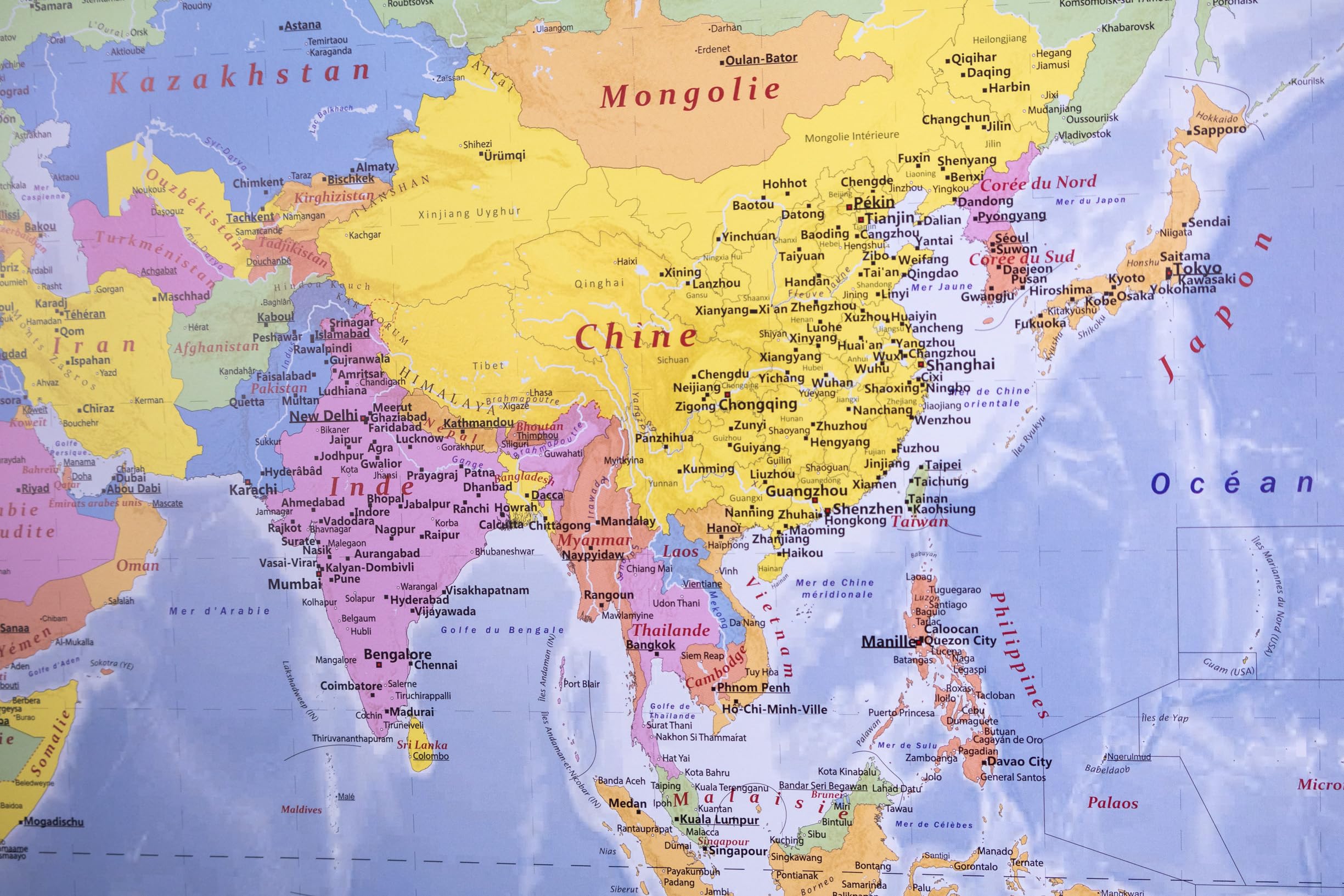 Grande carte du monde (carte murale) en français de 100 x 70 cm avec plastification sur les deux faces, avec baguettes en bois, autocollants pour marquer les destinations