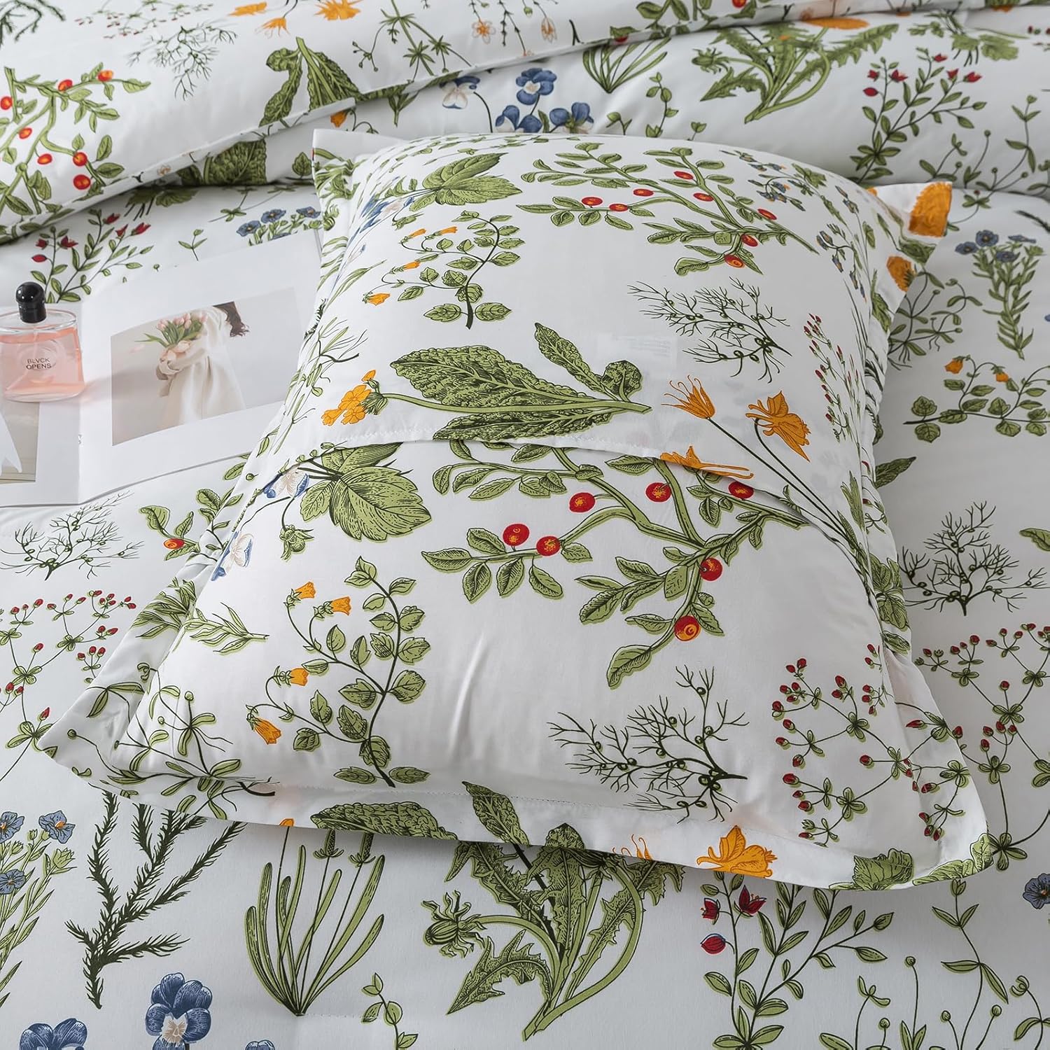 Caressma Floral Queen Comforter Set-3 Pieces Wildflowers Botanical Comforter Set Queen Size, Sage Green Garden Plants Bedding Sets for All Season Soft Fluffy Lightweight(1 Comforter & 2 Pillowshams)