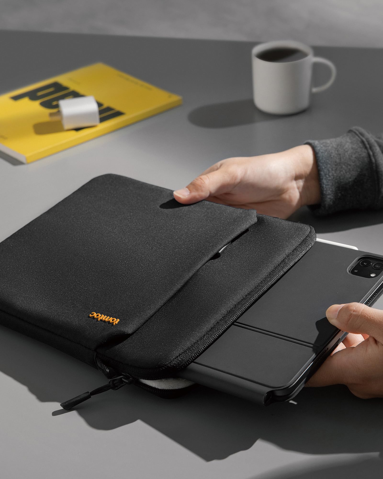 tomtoc Slim Funda para 13 Pulgadas iPad Pro M4 2024 & iPad Air M3/M2 2025-2024, 12,9" iPad Pro 6/5/4 M2&M1, Bolsa bandolera Ligera con compartimento para accesorios, Tejido Ecológico