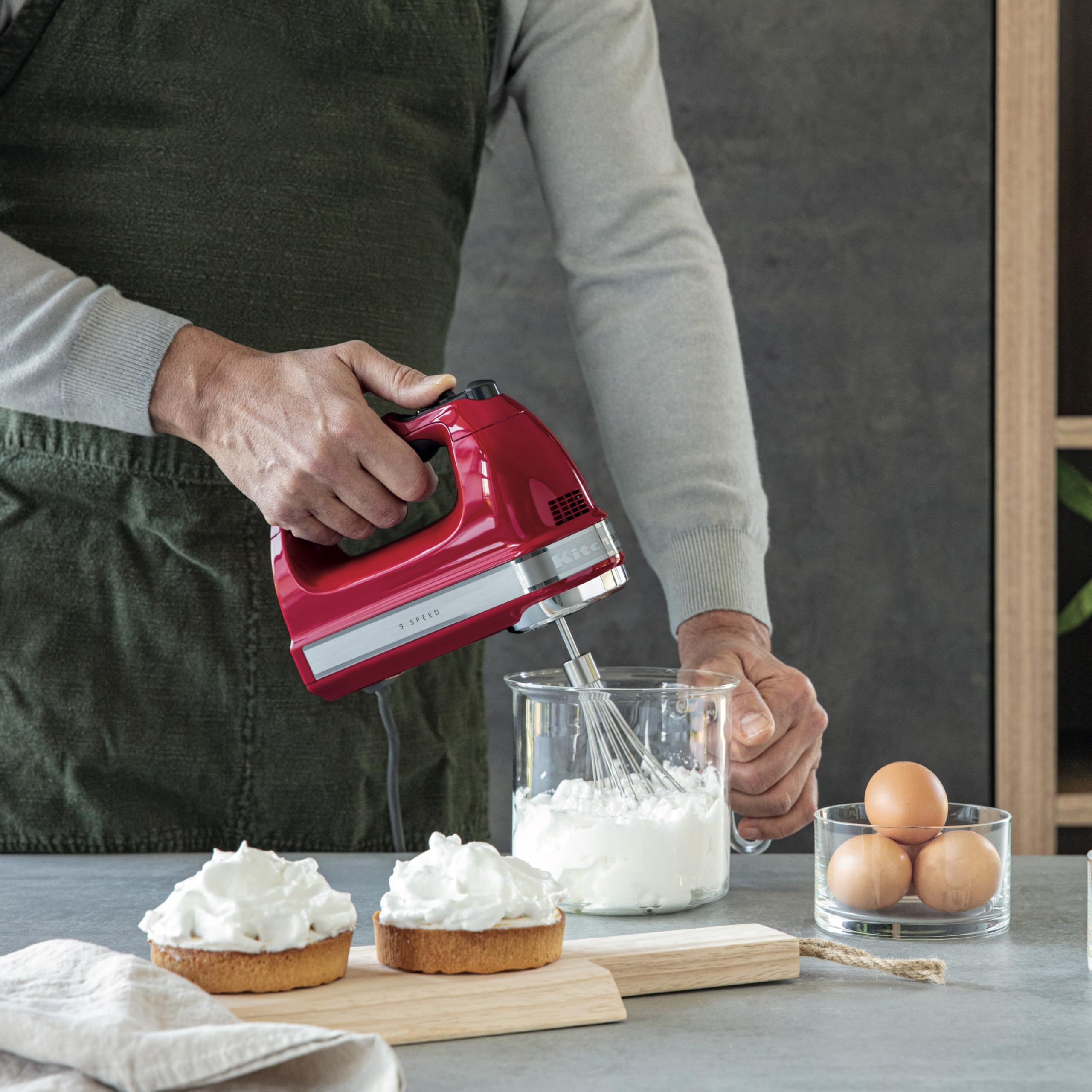 KitchenAid Handmixer 9 Stufen, 85W leiser DC-Motor mit Sanftanlauf, 6 Zubehörteile – Rühr-, Knethaken, Schneebesen & Rührstab, Schwenkkabel, Tasche, Empire Red