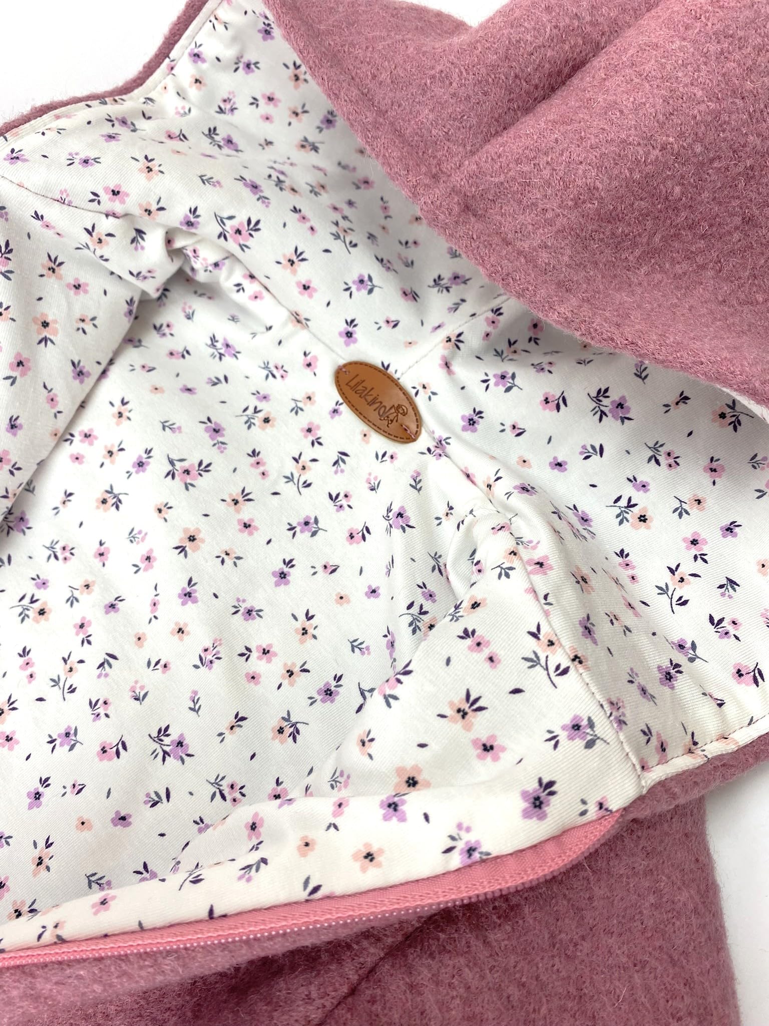 Lilakind Wollwalk Overall für Baby und Kleinkind mit Kapuze und Reißverschluss – Dusty Pink Blumenmuster