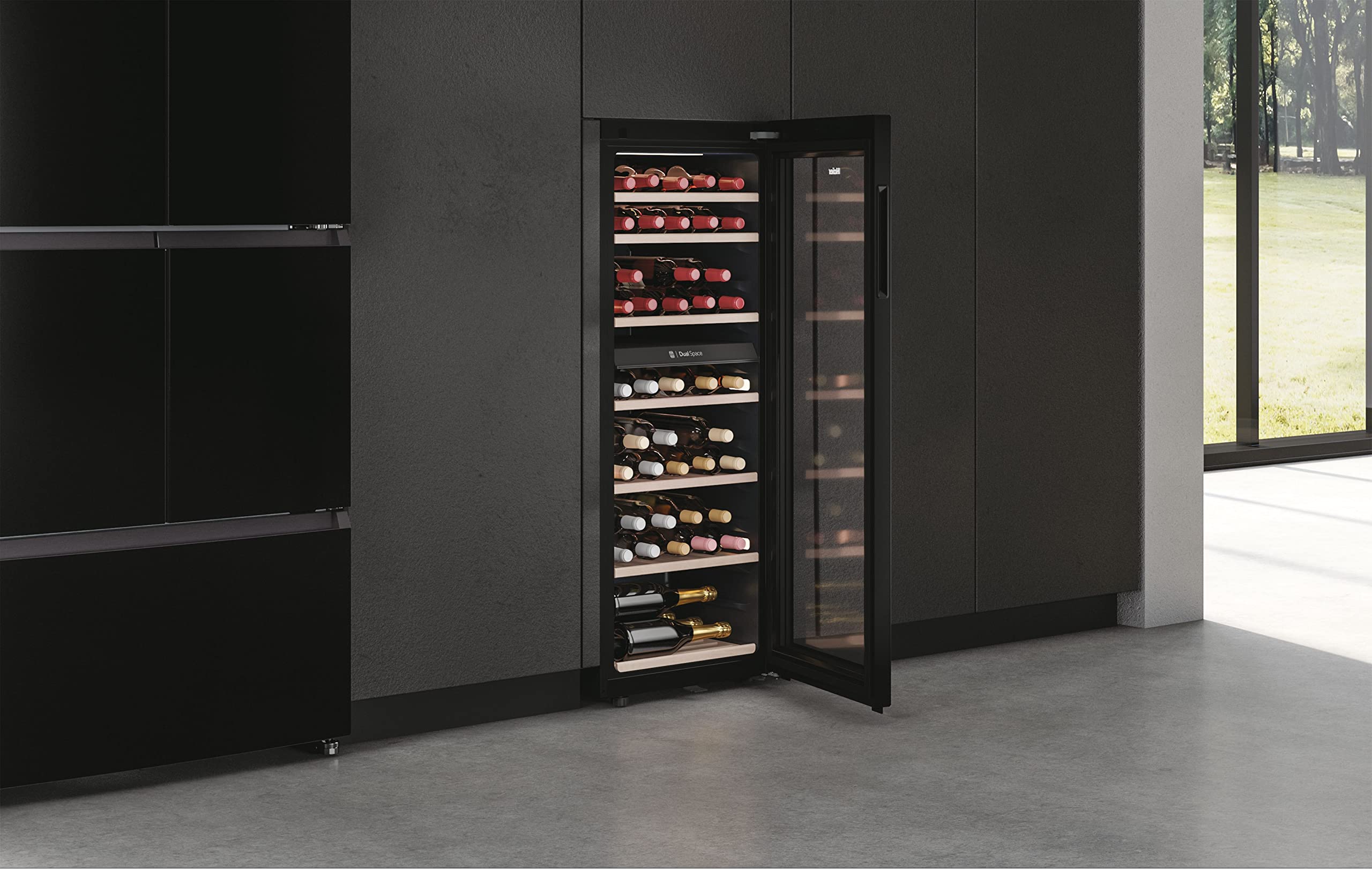 Haier Wine Bank 50 Series 7 HWS77GDAU1 Vinoteca de 77 botellas, WIFI, 2 Zonas, Estantes de madera, Filtro Anti-UV, Filtro de carbón, Refrigeración por Compresor, Display Digital, LED, 37 dbA, Negra