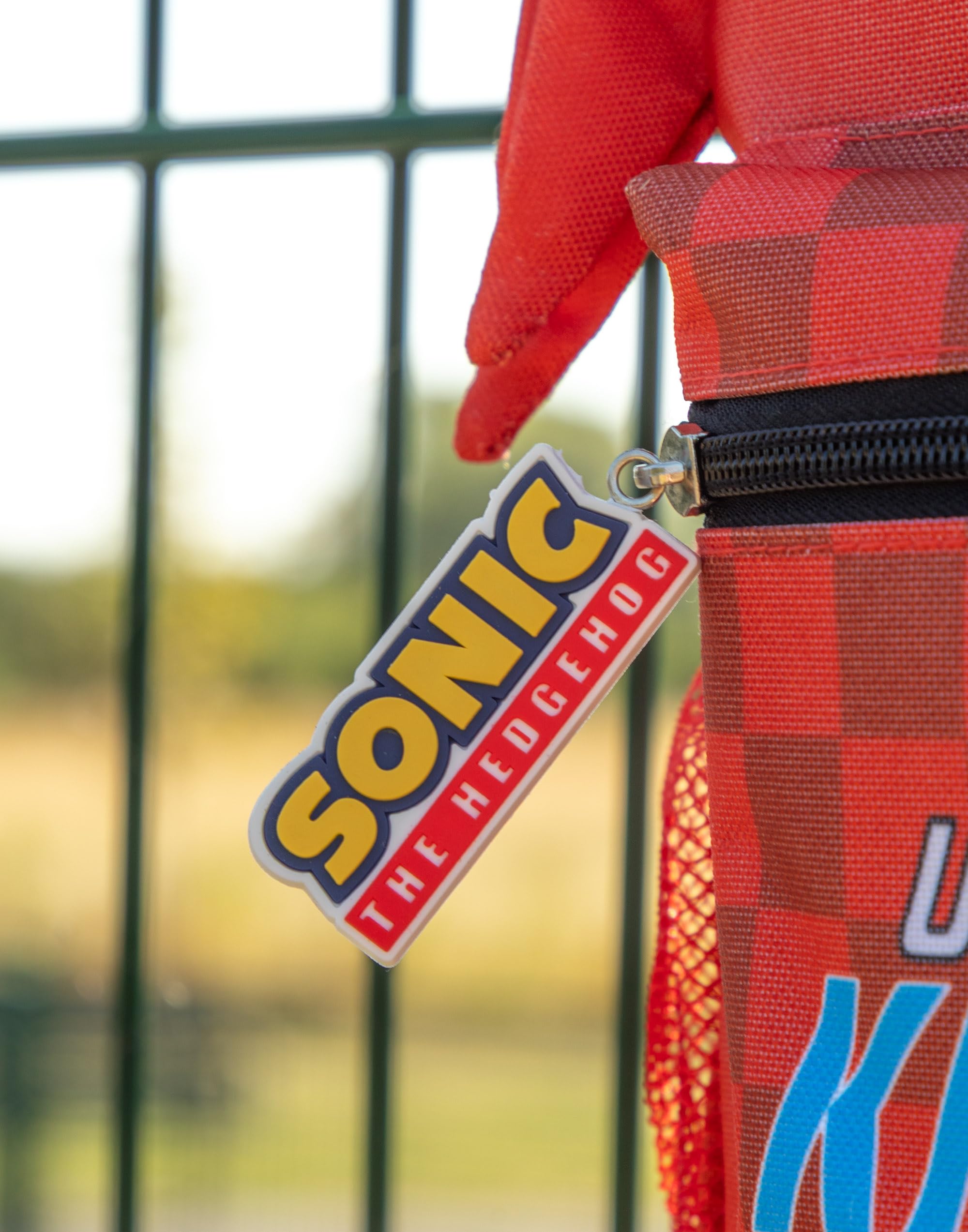 Sonic The Hedgehog Mochila 3D de Knuckles el Equidna para niños | Bolsillo frontal con cremallera a cuadros rojos y texto ¡Knuckles Imparable! | Mochila escolar con el personaje