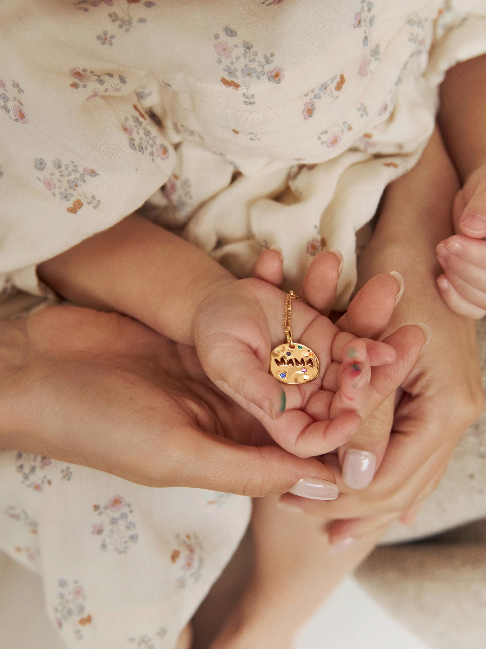 SINGULARU - Charm Mamá. Latón con Acabado en Baño de Oro de 18kt o Rodio. Charm con Motivo y Circonitas de Colores. Cierre Asa. Joyas para Mujer