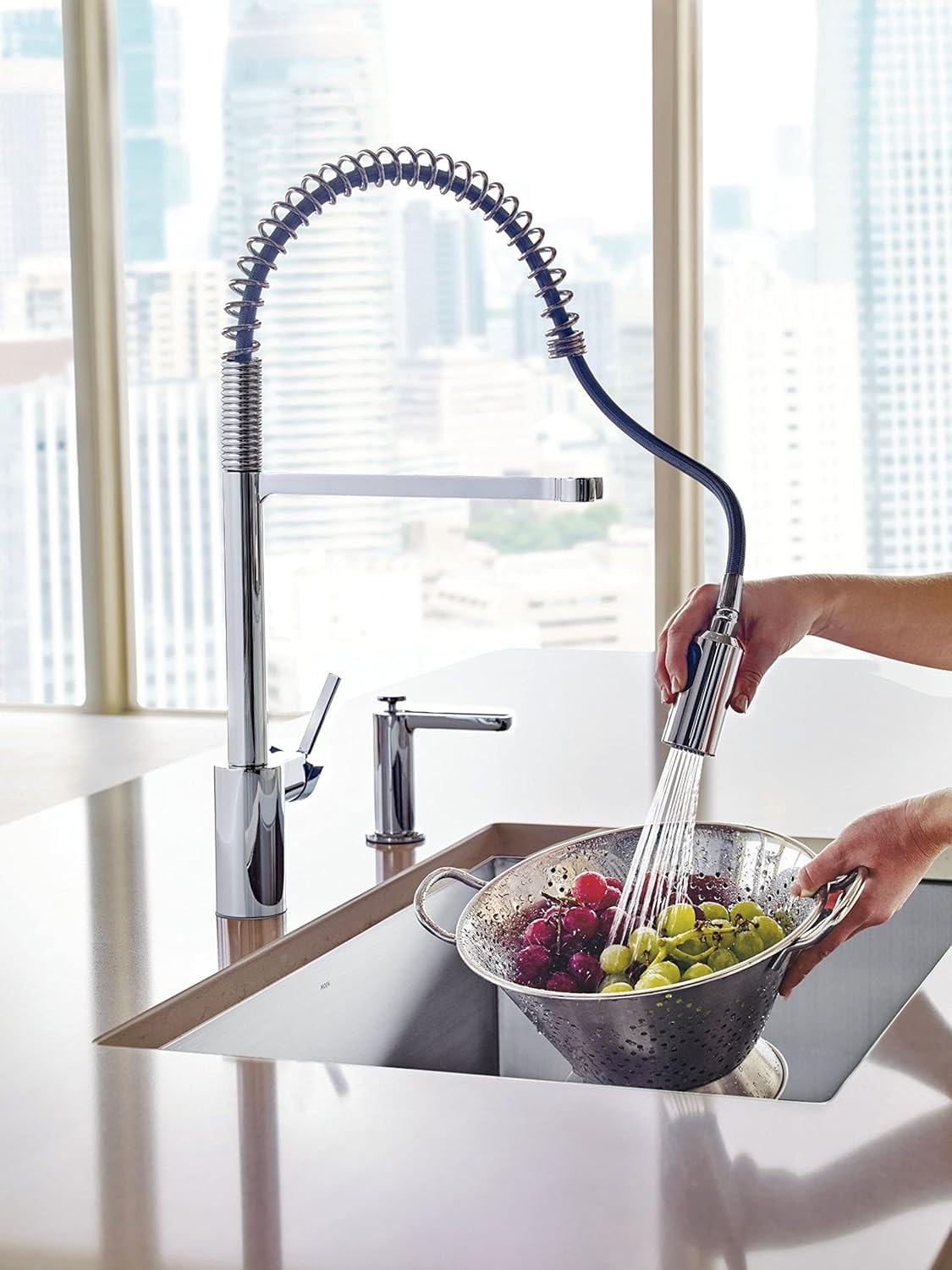 Håndskylning af druer med pulldown-sprøjten