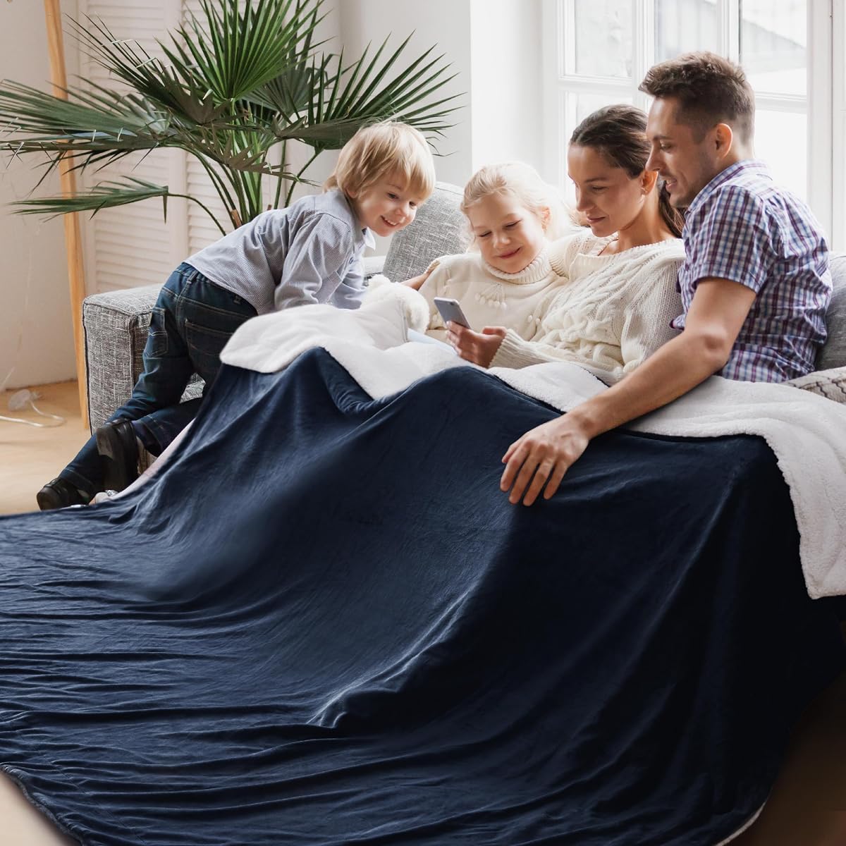 Bedsure GentleSoft Sherpa Fleece Cal King Mantas para cama, no calentadas, gruesas y cálidas, manta de gran tamaño para mujeres y hombres, suave manta grande de felpa para invierno, azul marino, 112 x 98 pulgadas