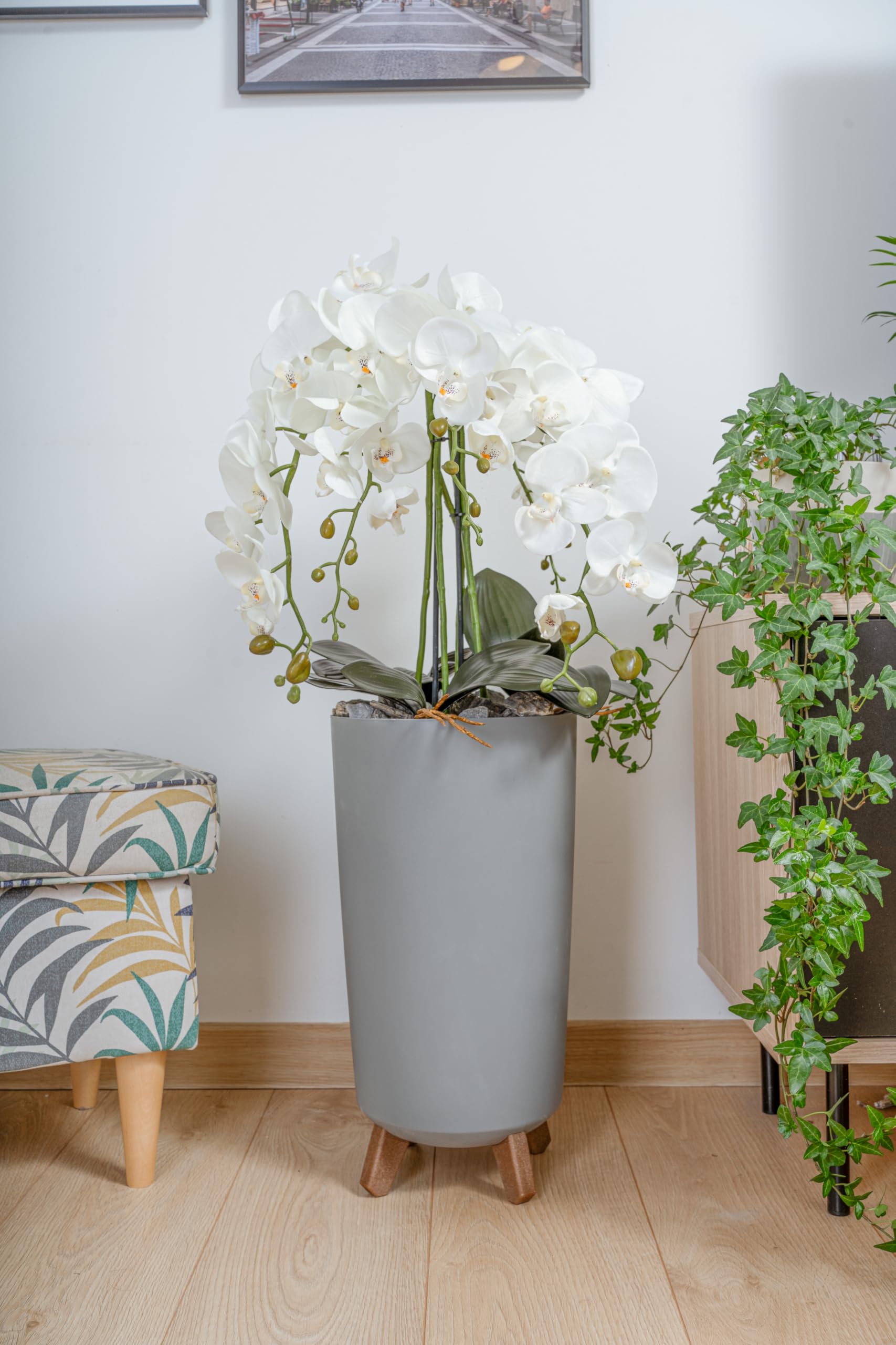 Kunstliche Orchidee weiß xxl im Topf Beton-Optik, 90x40cm groß, realistische Blüten Phalaenopsis, 4 Rispen | industrial, minimalistisch Arrangement, Kunstblumen wie Echt, Hochzeit, Heimdeko
