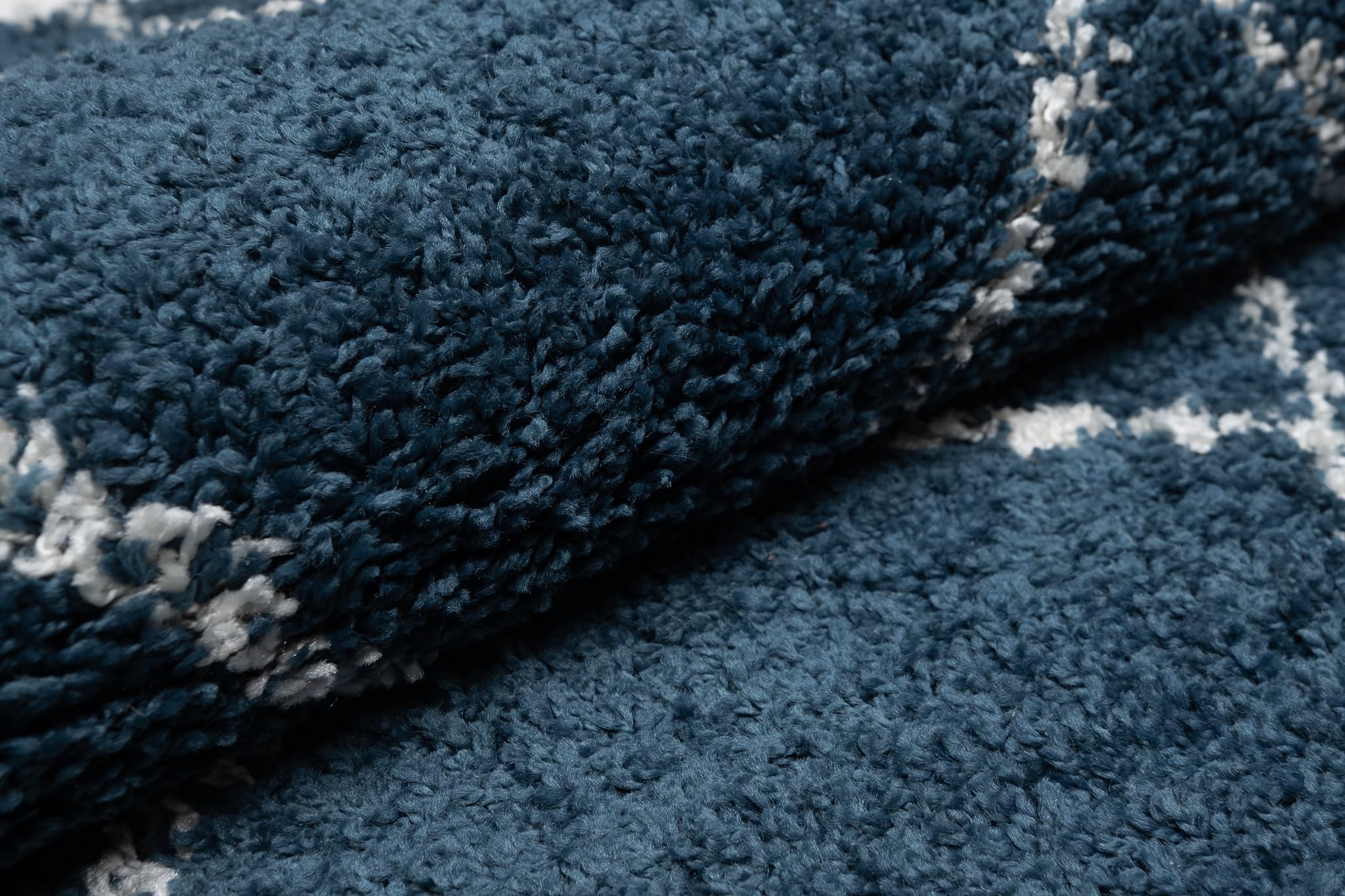 TAPISO Delhi Tapis Couloir Long Tapis au Mètre Tapis de Passage Poils Longs Tapis Salon Chambre Entrée Moderne Bleu Foncé Blanc Losanges Moelleux Oeko-TEX 60 x 120 cm