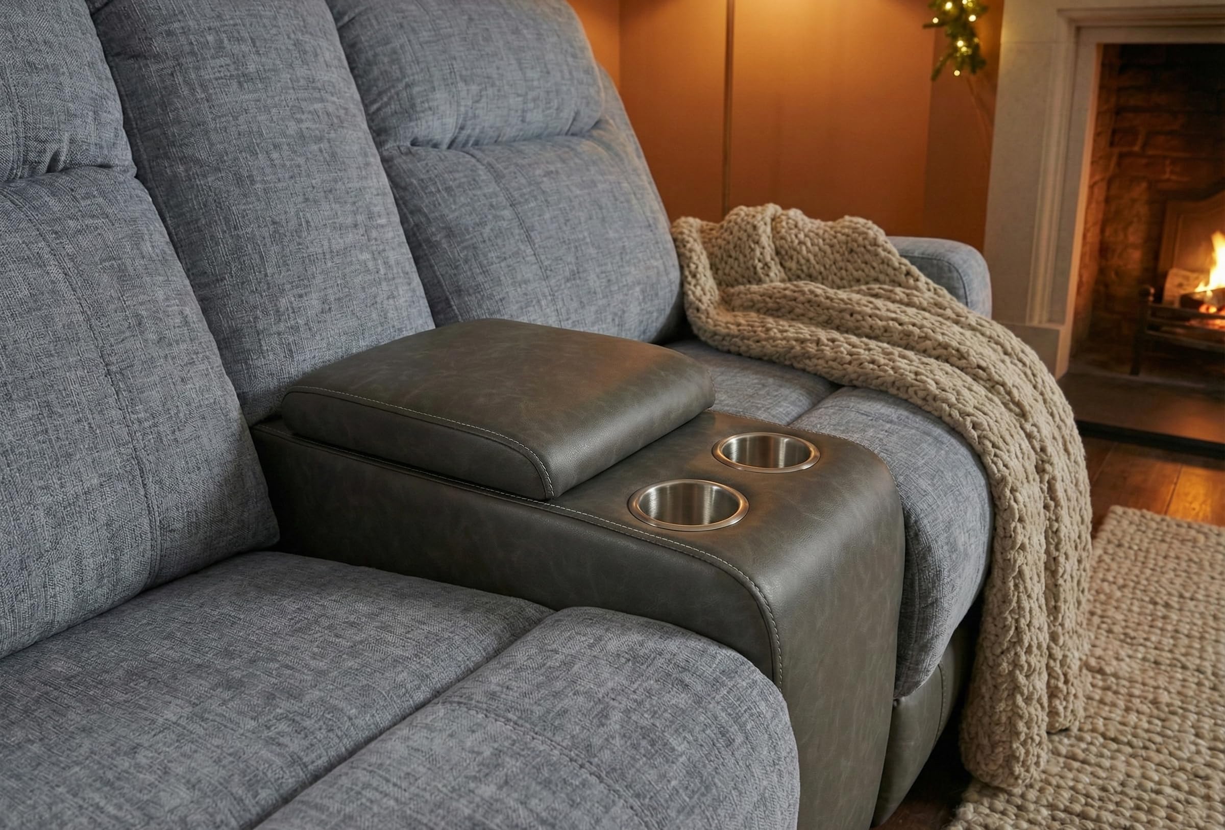 Generico Divano 2 Posti Reclinabile in Tessuto e Pelle con Consolle Centrale, Porta Bicchieri, Vano Portaoggetti, USB Charger e Presa Elettrica – Design Moderno per il Soggiorno