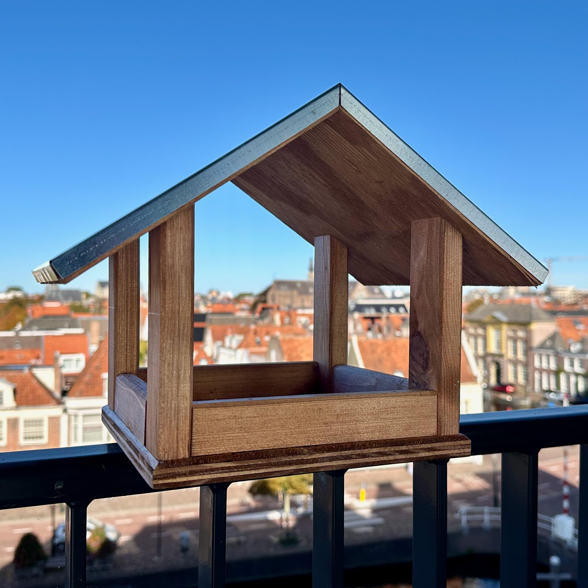 GARTENETAGE Vogelhaus mit Metalldach und Balkonhalterung – wetterfestes Futterhaus aus Kiefernholz für Wildvögel, Meisen, Rotkehlchen & Spatzen – robuste Vogelstation für Balkon & Terrasse
