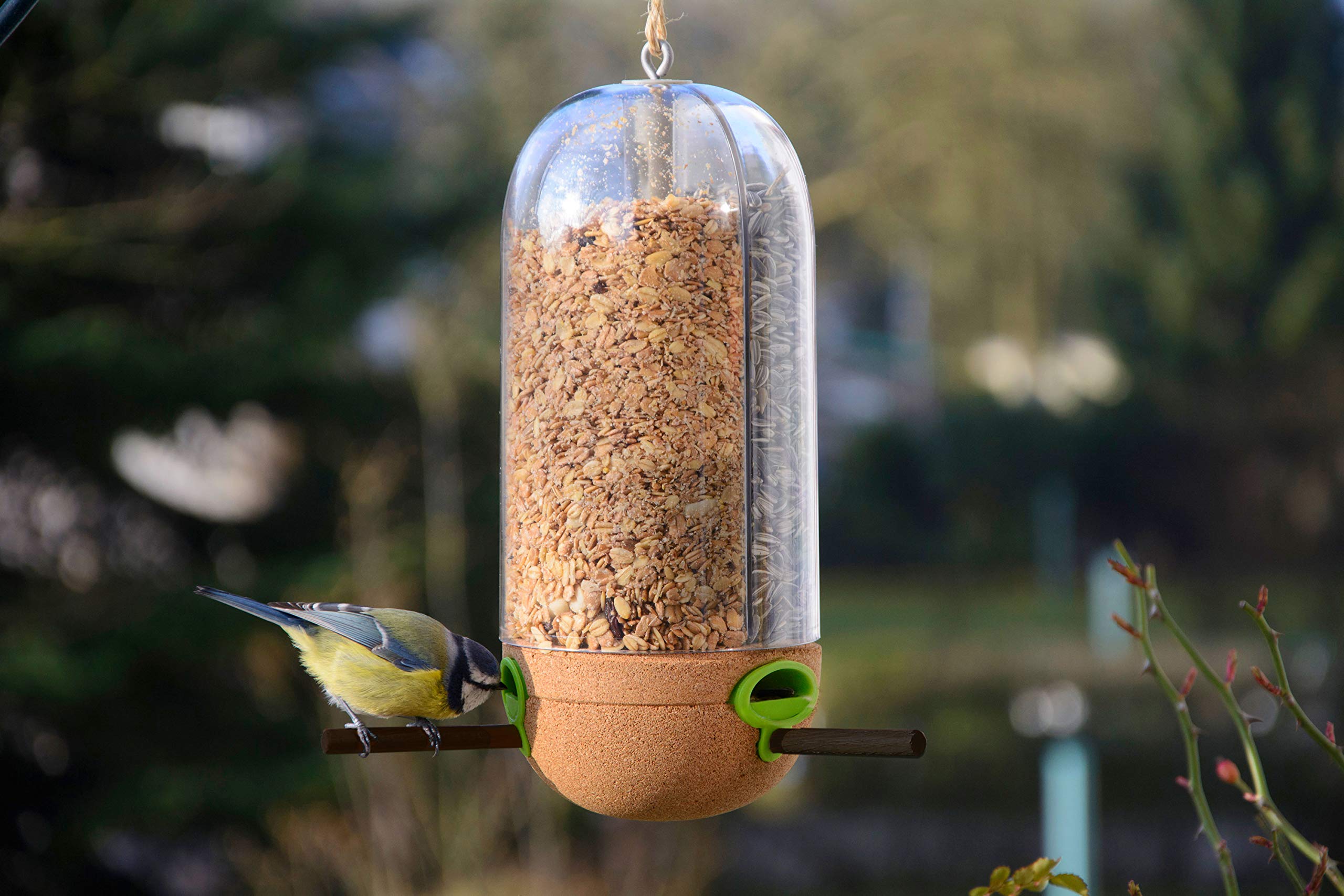 dobar® 10095e Design Futtersäule Pickbar - Vogelfutterspender mit Naturkork - Dreikammer-Futterstation für Wildvögel - Wildvogelfuttersäule Hängend - Ø11 x 26 cm - Transparent