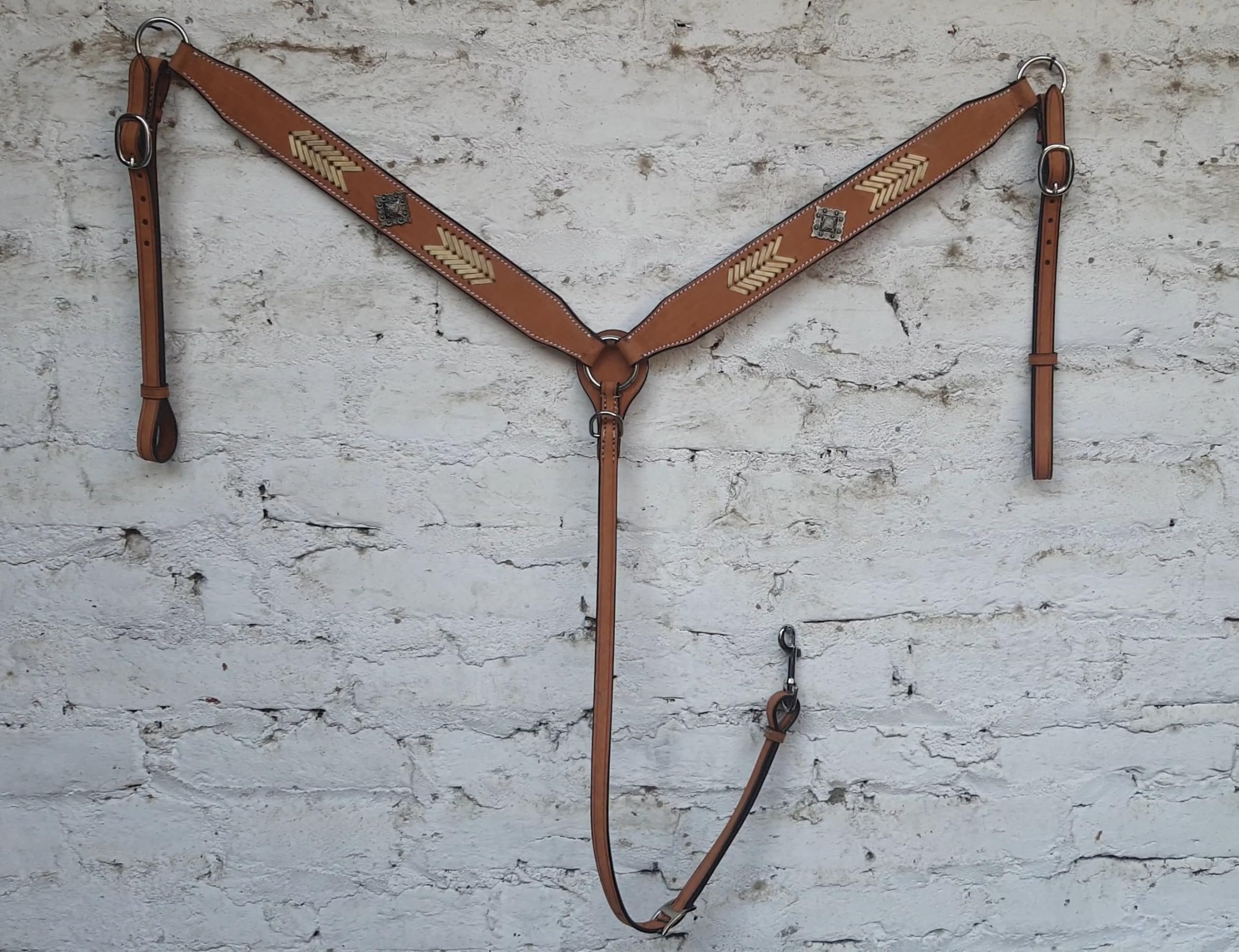Collar de pecho de cuero crudo con cuentas de cuero crudo para caballos para montar en senderos con acento moderno, tamaño completo
