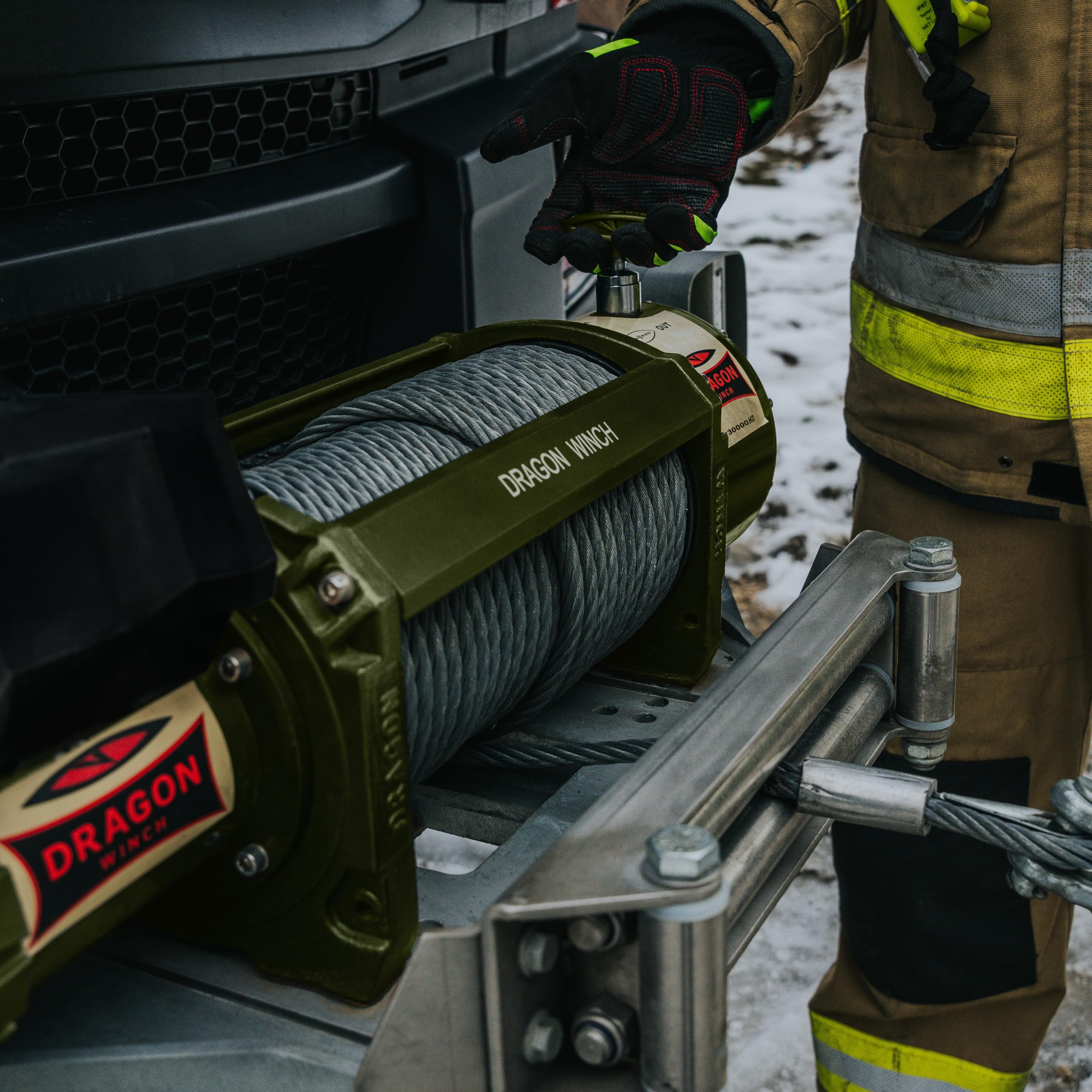 Dragon Winch Cabrestante eléctrico 30000 lbs / 13605 kg con Cuerda de acero 30m para camiones, vehículos comerciales, bomberos | con control remoto inalámbrico | El cabrestante más potente
