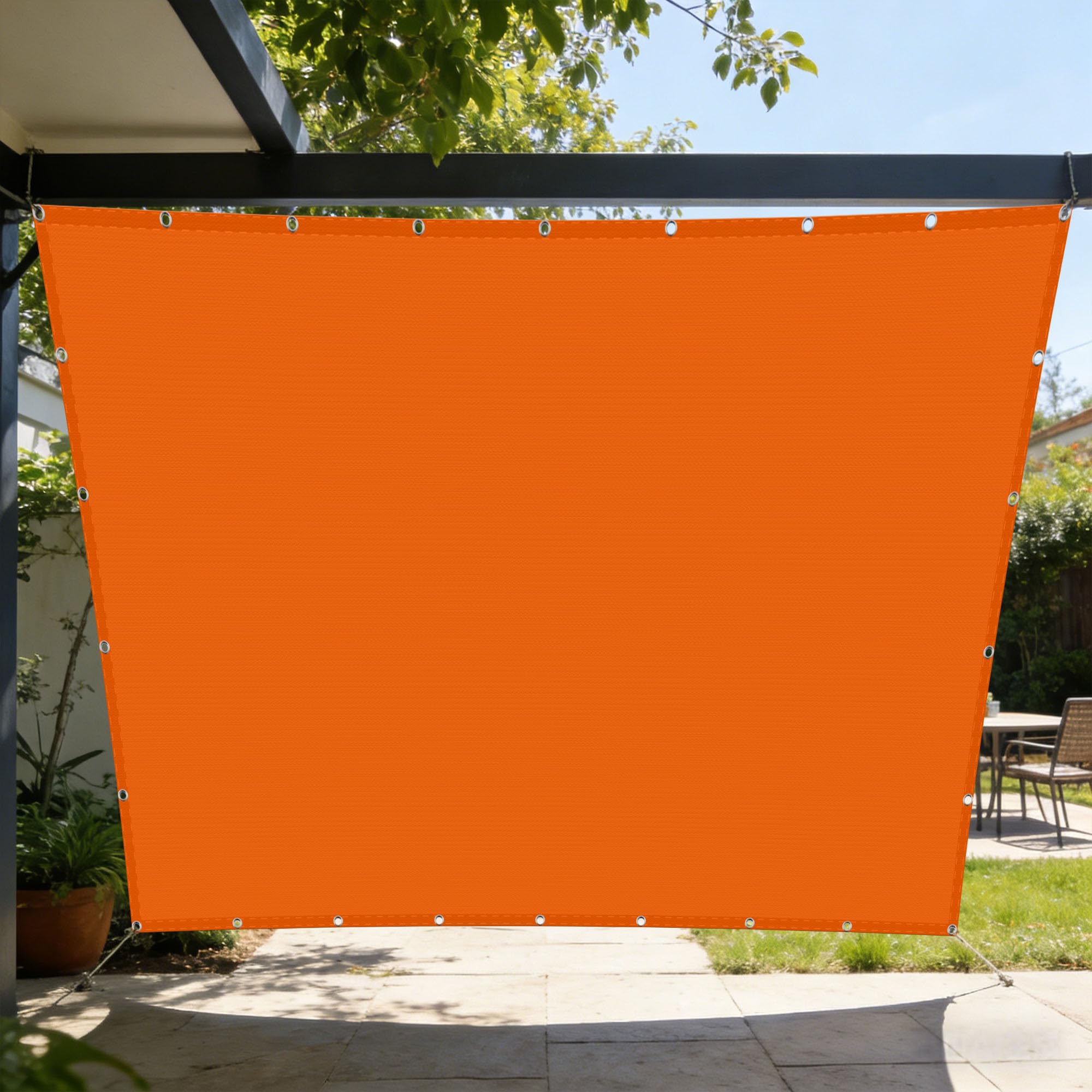 Voile ombrage rectangulaire orange pour créer de l'ombre sur la terrasse du jardin