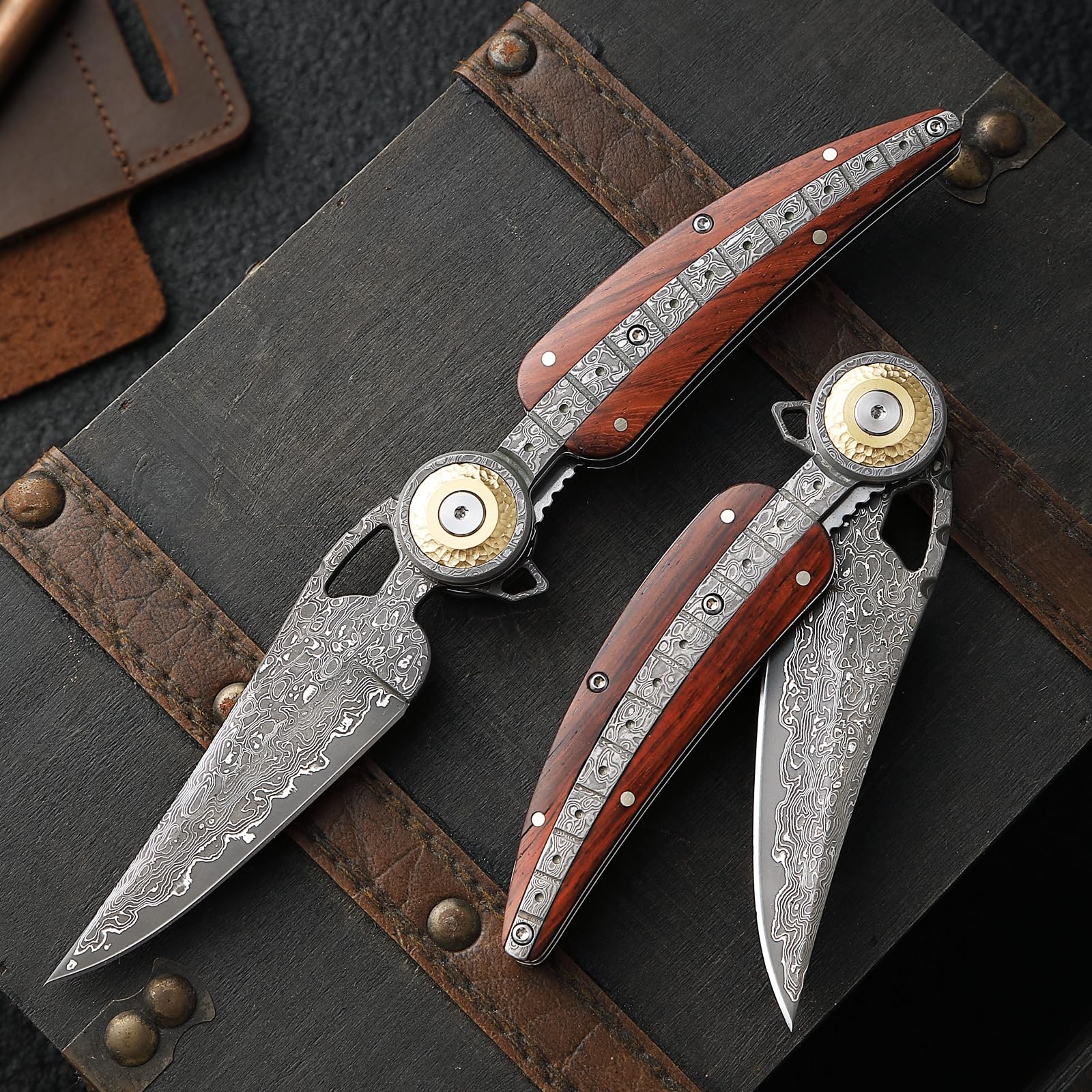 Handgefertigt Damast-Klappmesser，Taschenmesser für Männer und Frauen，mit Lederscheide，Griff aus rotem Rosenholz，Ideal für Camping, Bergwandern, Angeln und Reisen