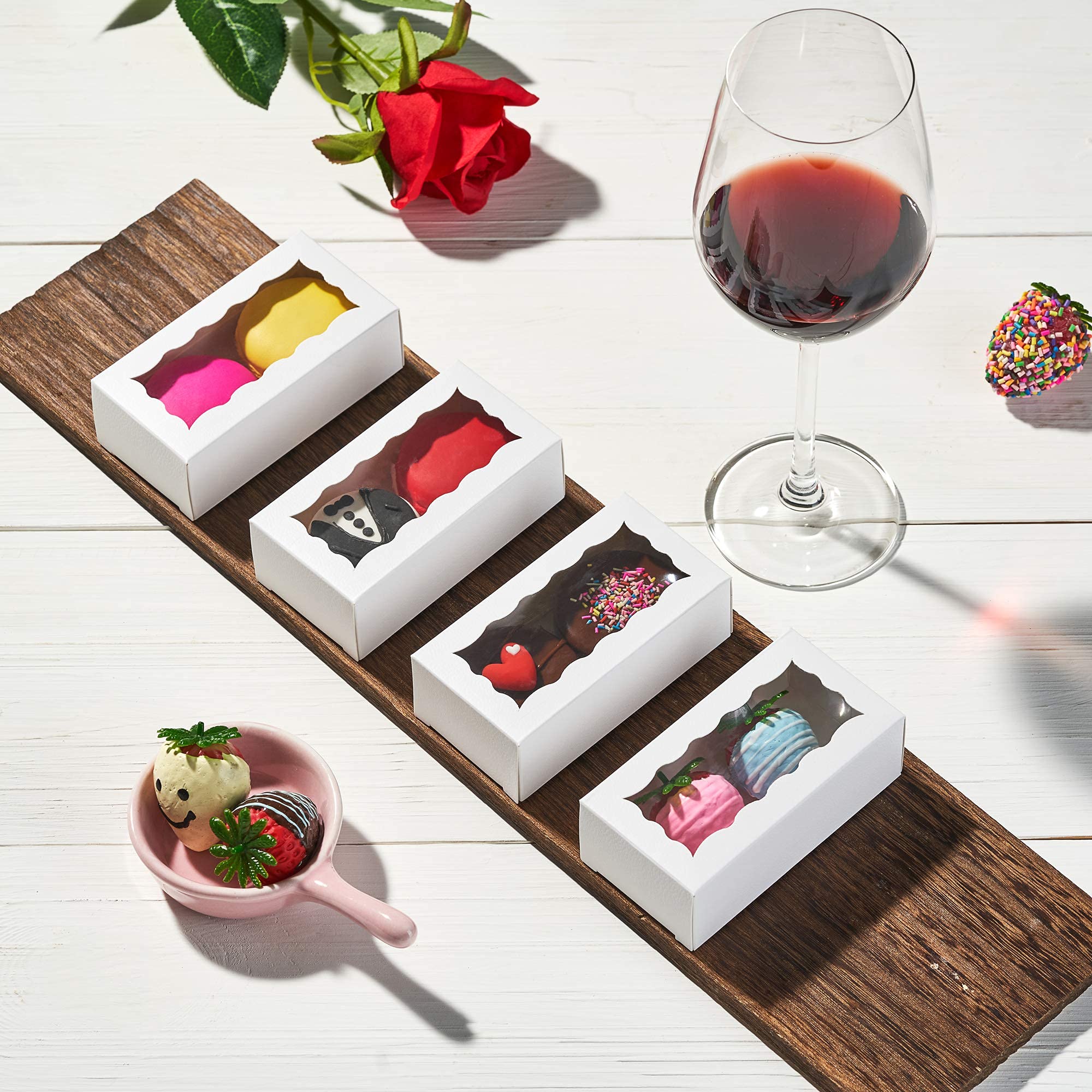 Kleine Leckerli-Boxen, 100 Stück, weiße Süßigkeitenbox mit Fenster, 10,6 x 5,5 x 3,5 cm, perfekt für Schokolade, kleine Bäckerei-Boxen, Macaron-Boxen für 2 Personen