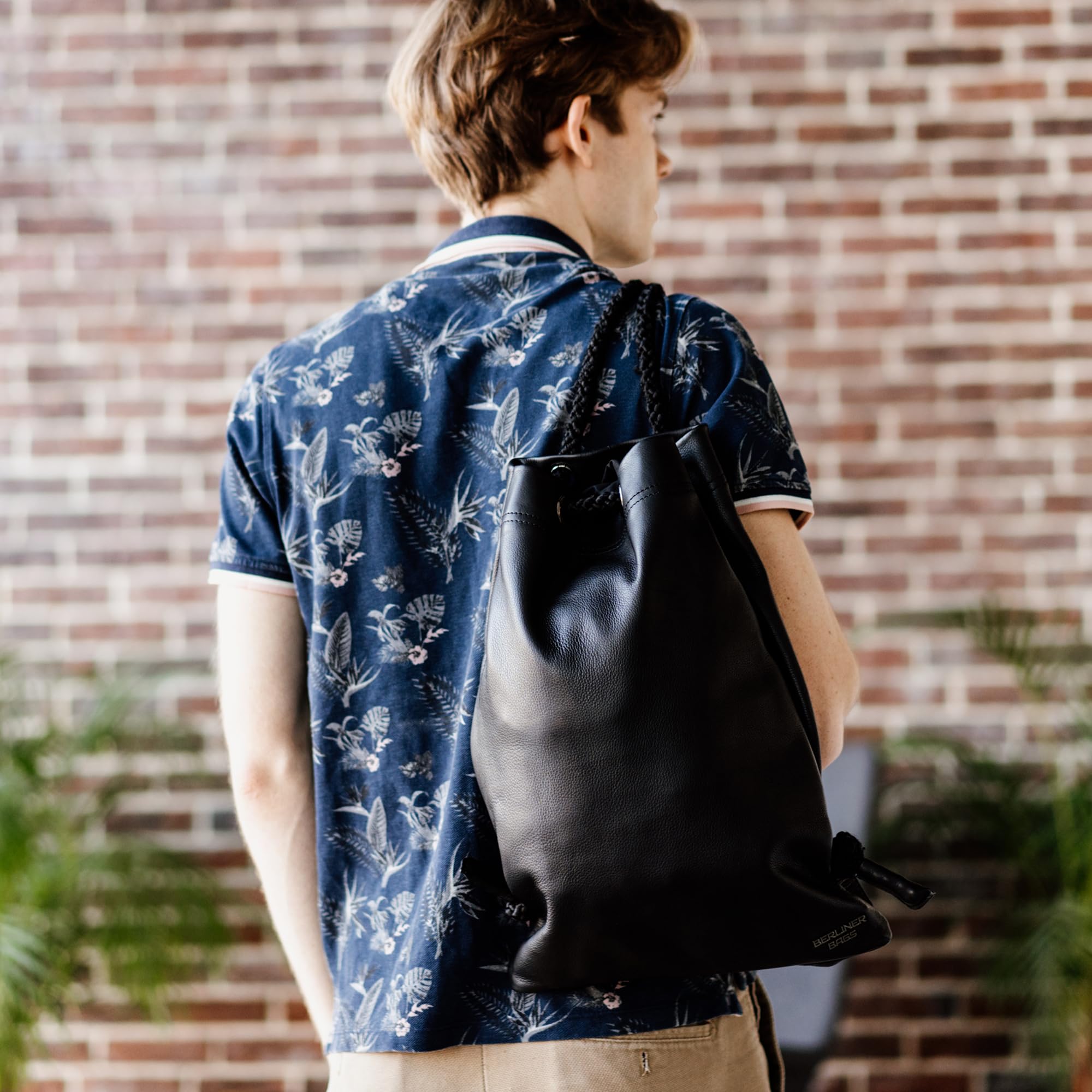 Berliner Bags Sacca Sportiva in Vera Pelle, Turnbeutel con Coulisse, Zaino Palestra e Tempo Libero per Donna e Uomo – Nero