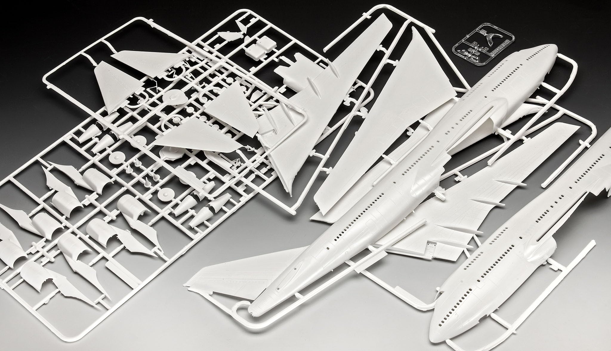 Revell 03780 Boeing 747-400 Iron Maiden Ed Force One Kit de maquette en plastique non construit/non peint à l'échelle 1:144