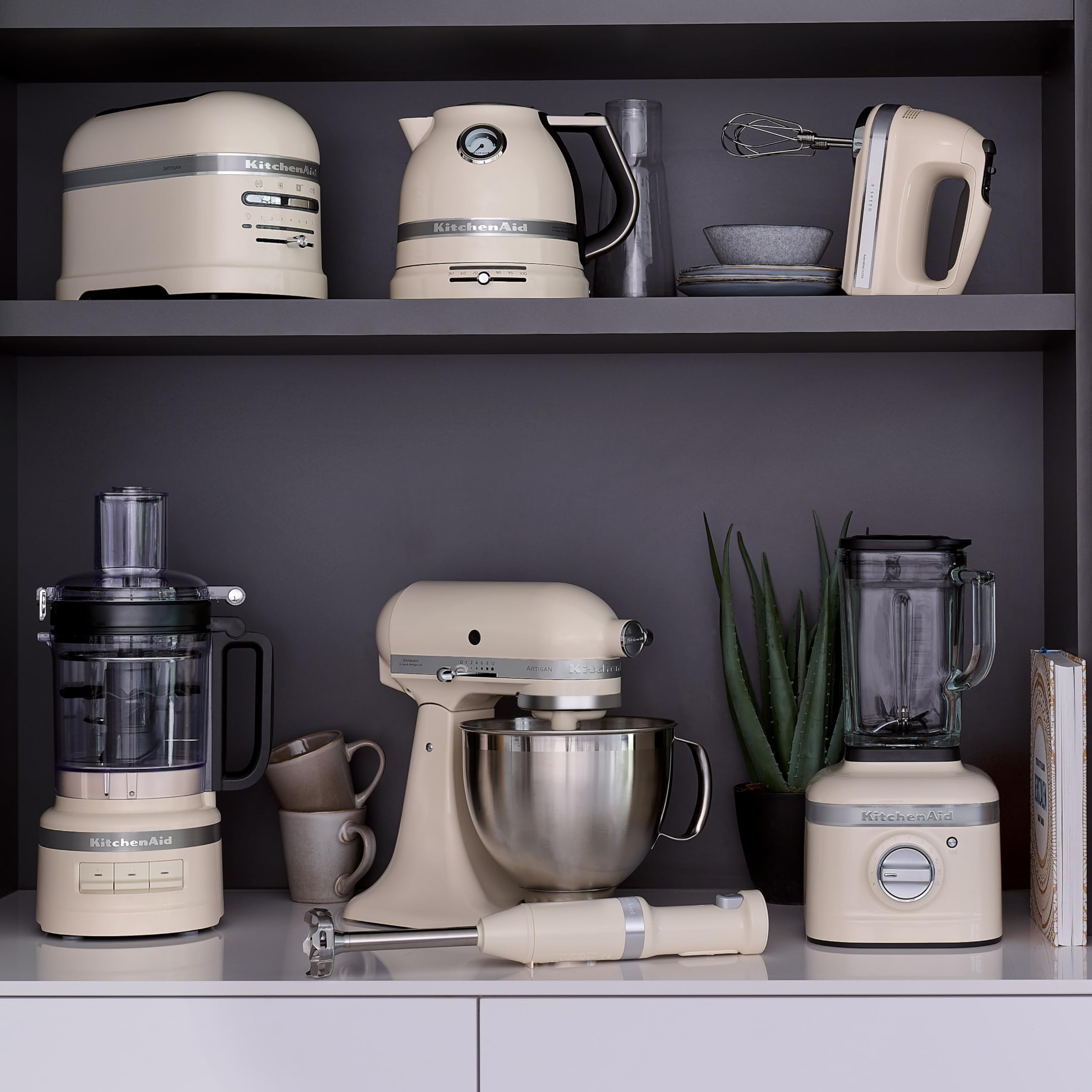 KitchenAid Batteur à Main 9 Vitesses, Moteur CC 85W Silencieux avec Démarrage Doux, 6 Accessoires – Fouets, Crochets & Tige, Cordon Pivotant, Sac de Rangement, Crème Amande