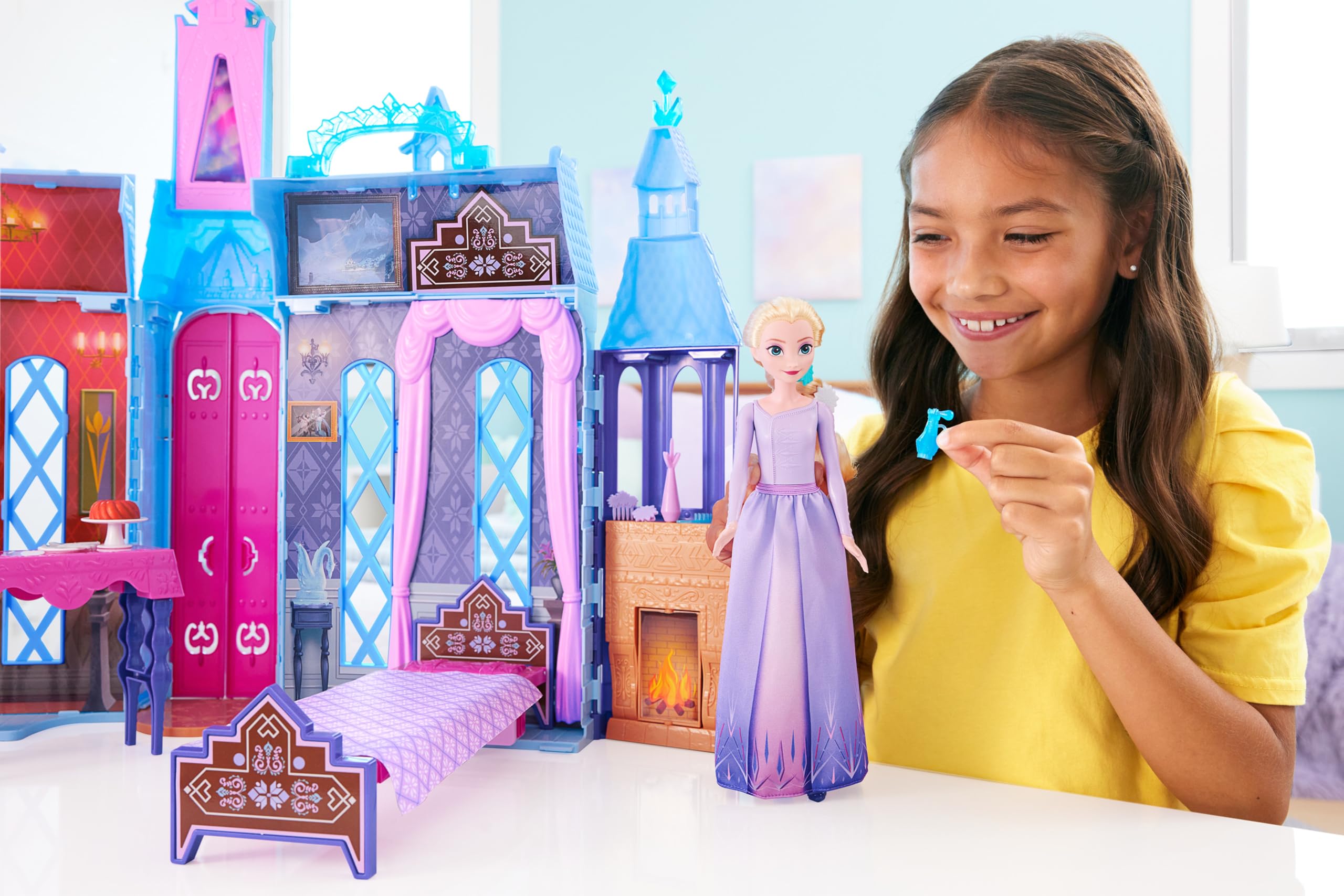 Mattel Disney Die Eiskönigin - Puppenhaus des Schlosses in Arendelle (60 cm+) mit Elsa-Puppe, 4 Spielbereichen und 15 Möbel- und Zubehörteilen aus dem Disney-Film Die Eiskönigin II, HLW61