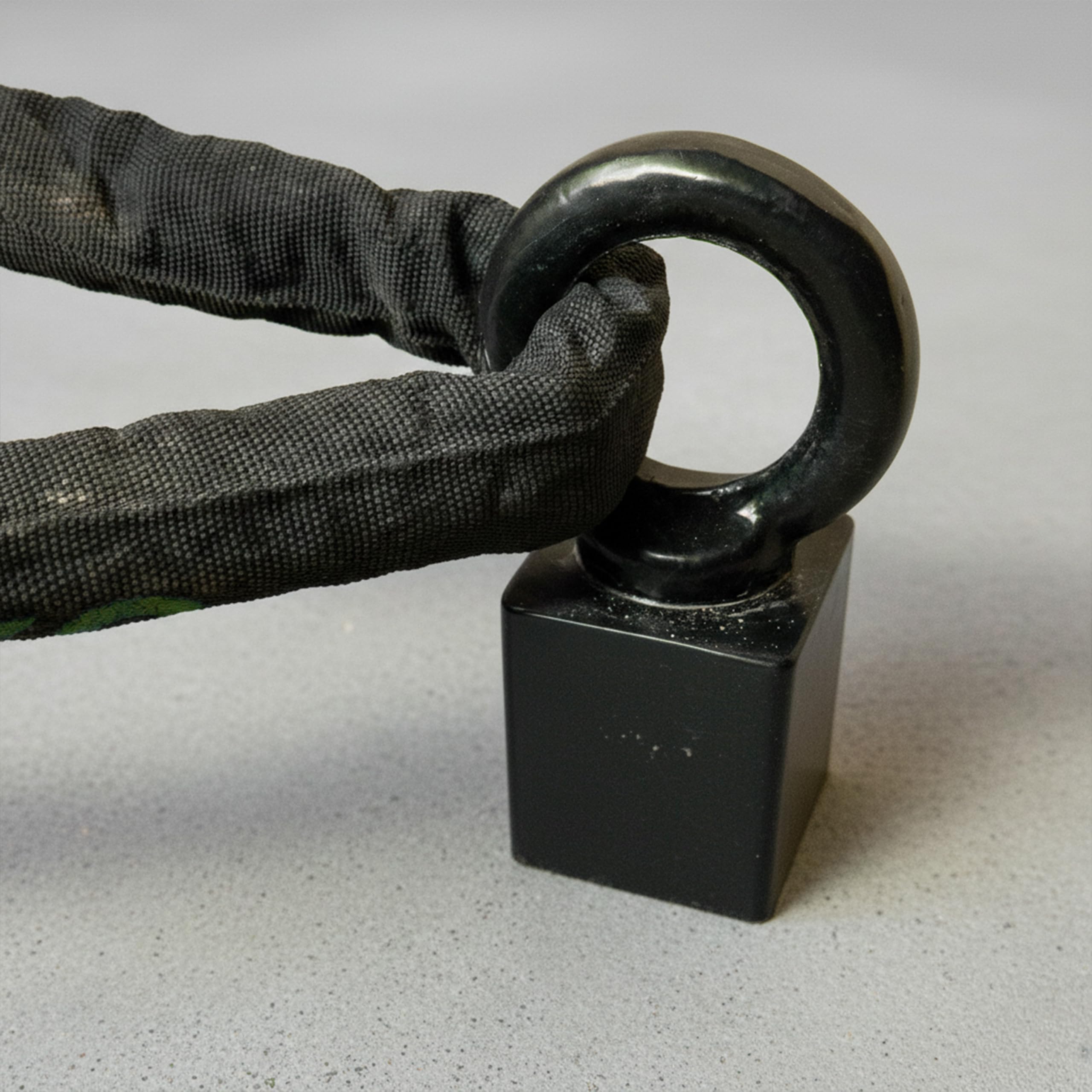 XSecure - Anclaje de suelo para motocicleta, resistente, cemento, color negro, 34 cm con aro de bloqueo, acero recubierto de polvo, anclaje de seguridad extra largo para bicicletas, motocicletas y