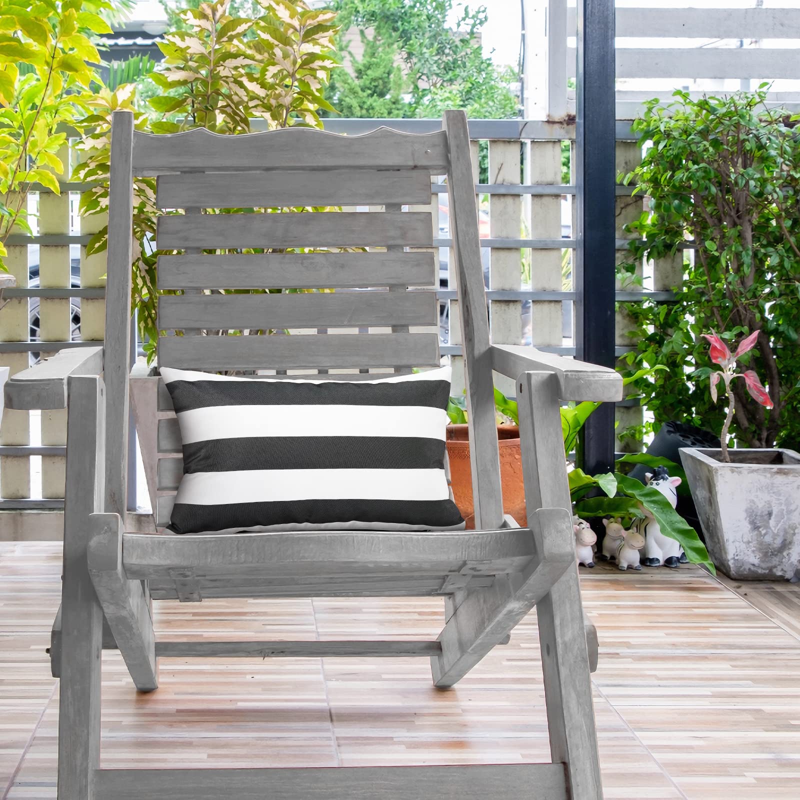 Lewondr 2 PCS Housses de Coussin d'Extérieur Imperméables, Taie d'oreiller Imperméable Rectangulaire à Rayures pour Patio Véranda Maison de Campagne Jardin Balcon, 30x50cm, Noir&Gris+Blanc