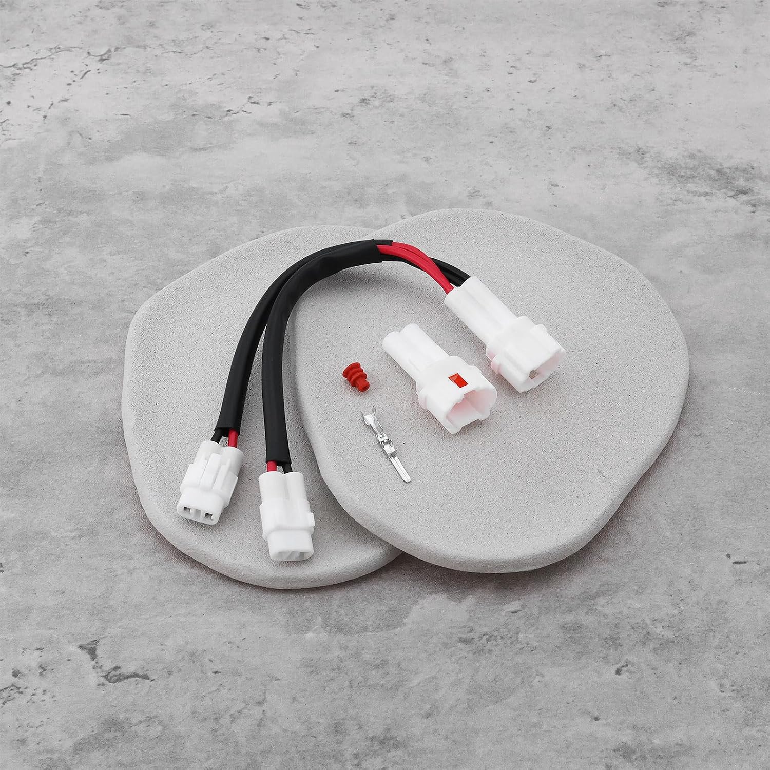 1 Set 1-to-2 DC Power Distribution Splitter Compatible with Yamaha FZ6 MT09/07 FZ07 FZ09 YZF-R1 R1M R6 XV1900 XSR900