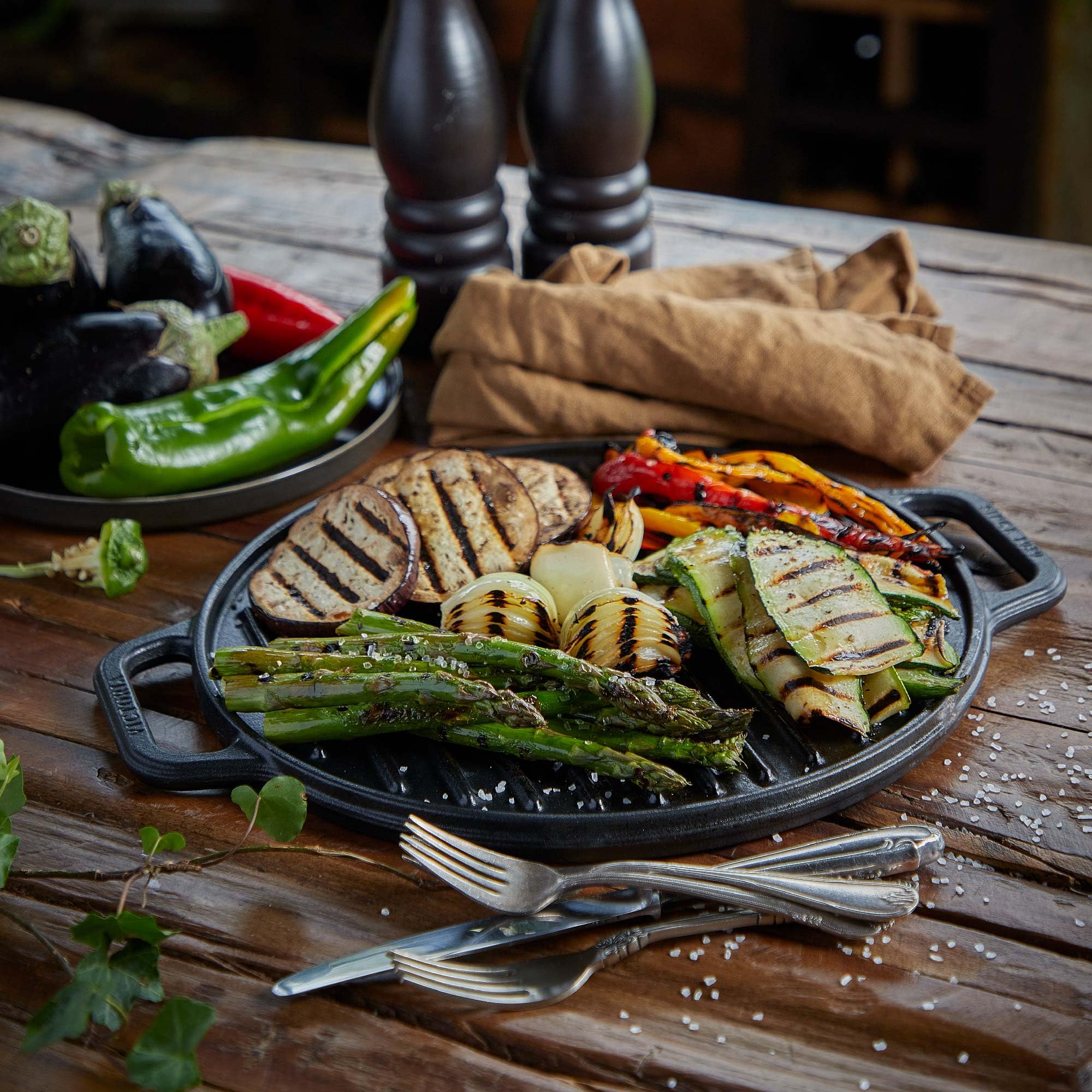 VICTORIA Grillplatte Emailliertes Gusseisen Grillpfanne 32cm Rund, Doppelseitig Verwendbar, für Feuer, Grill, Ofen, Vitrokeramik, Gas, Ohne Schadstoffe und PTFE