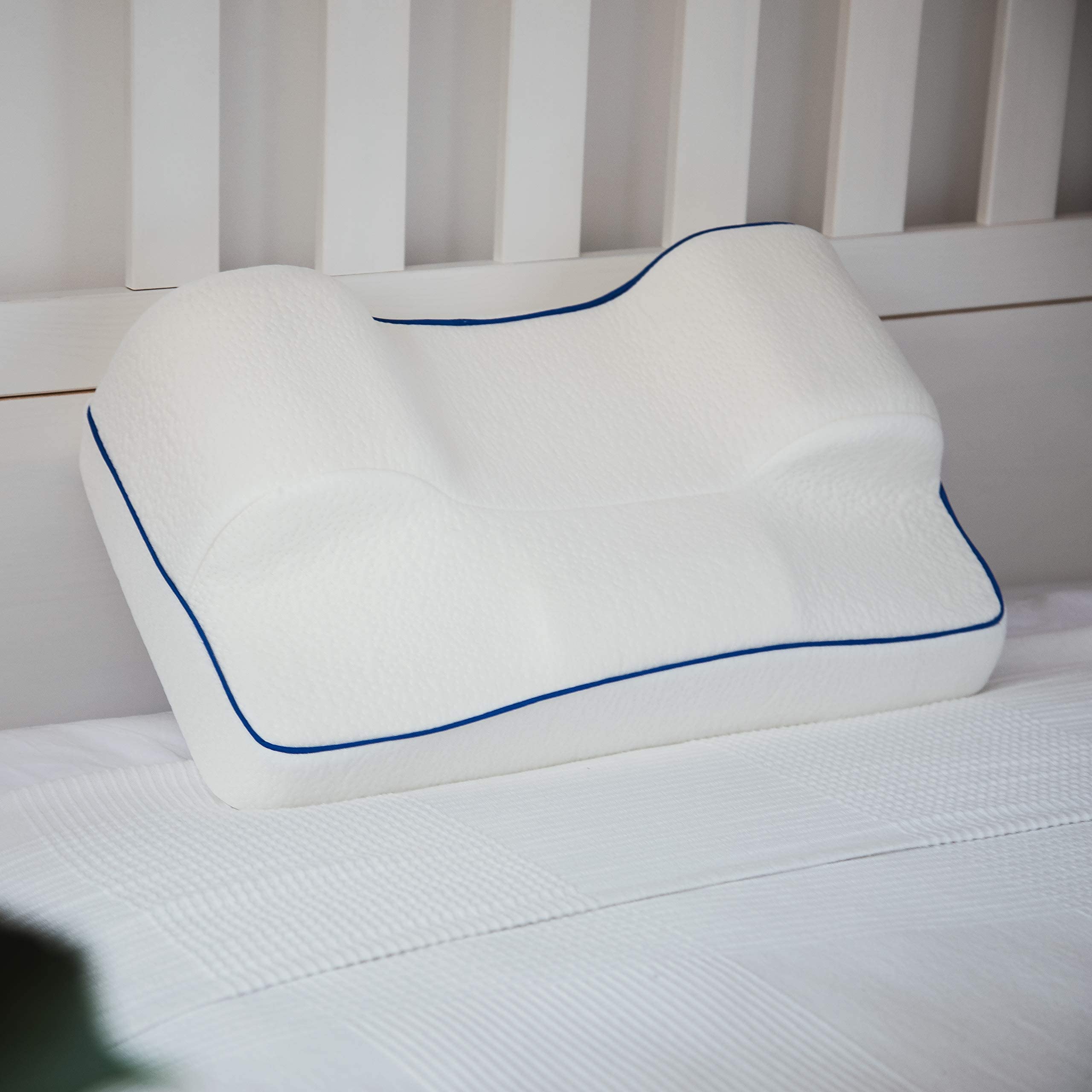 Cuscino Contro le Rughe | Anti Acne | Guanciale Ortopedico Antietà | Posizione Corretta del Collo e Della Schiena | Premium Memory Foam | con Copertura Extra in Bambù