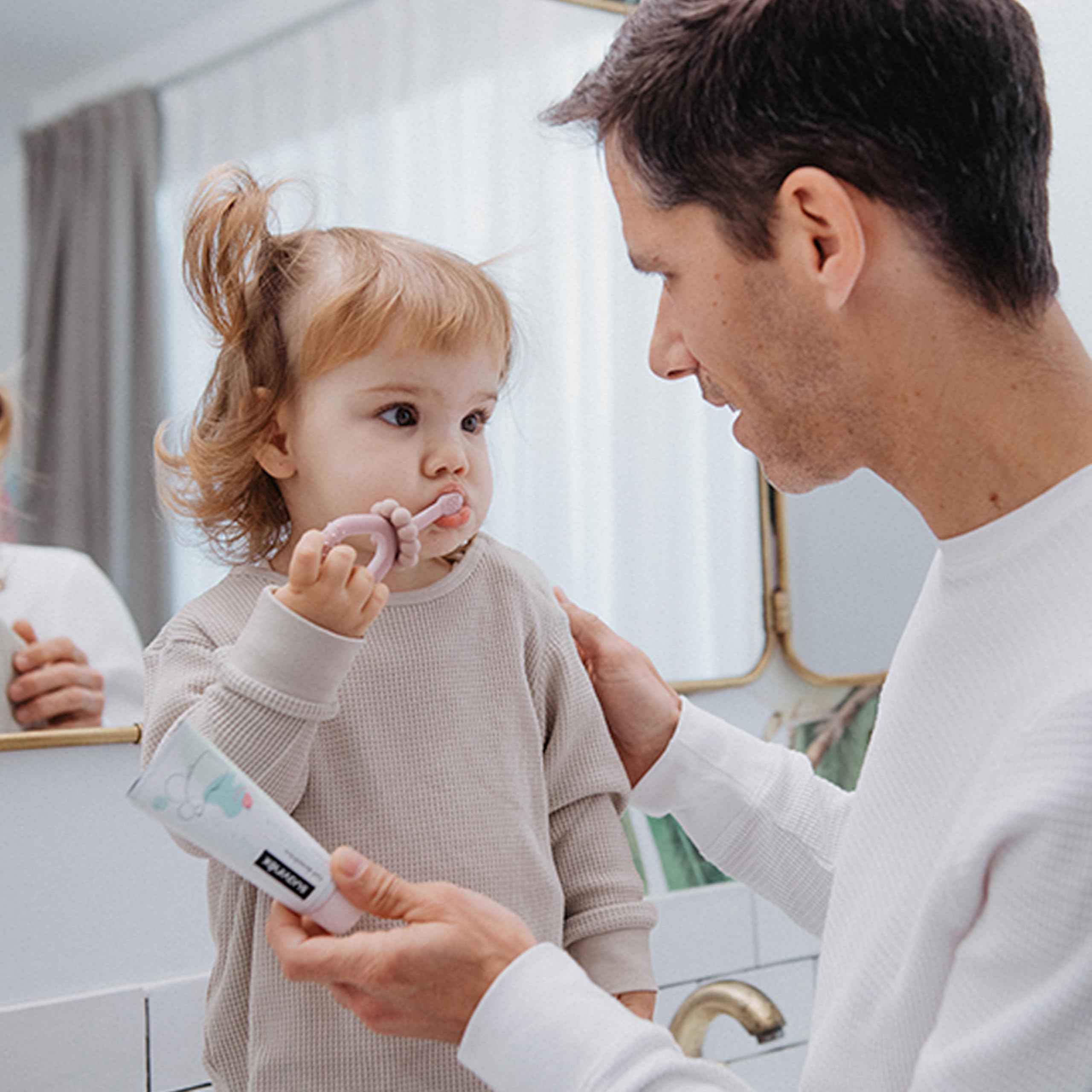 Suavinex, Pasta Dientes Bebés y Niños 1000ppm Flúor, desde el 1er Diente hasta 6 Años, Sin Gluten, Previene Caries y Cuida las Encías, con Xylitol y Agua de Mar, Gel Dentífrico Sabor Fresa, 50 ml