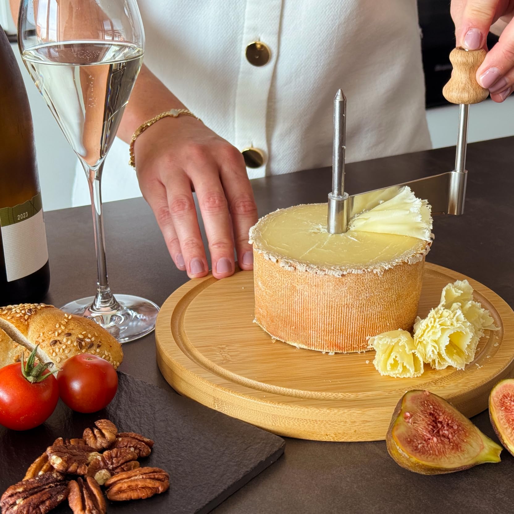 Girolle per formaggio Fraiseur in bambù Ø 22 cm con lama in acciaio inox – raschietto rotativo per Tête de Moine, fiori di formaggio e scaglie di cioccolato – robusto, decorativo, idea regalo